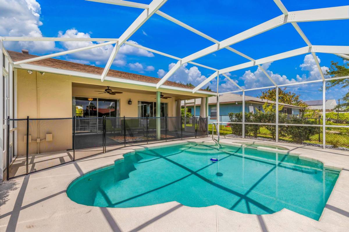 Palm Coast Vacation Rental New Listing Waterfront Pool Home Close to Golf & Beaches Free