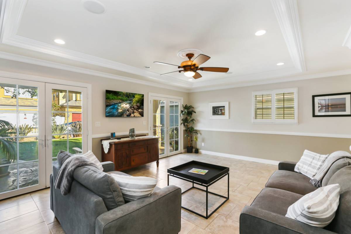 Newport Beach Vacation Rental Rare single family beach house w/gated front yard, 4 bed/2 bath