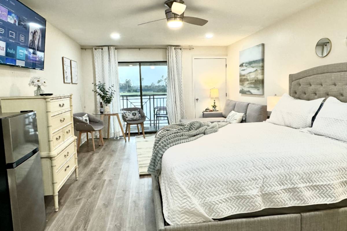 wesley chapel Vacation Rental Waterfront Workspace Studio Sunset