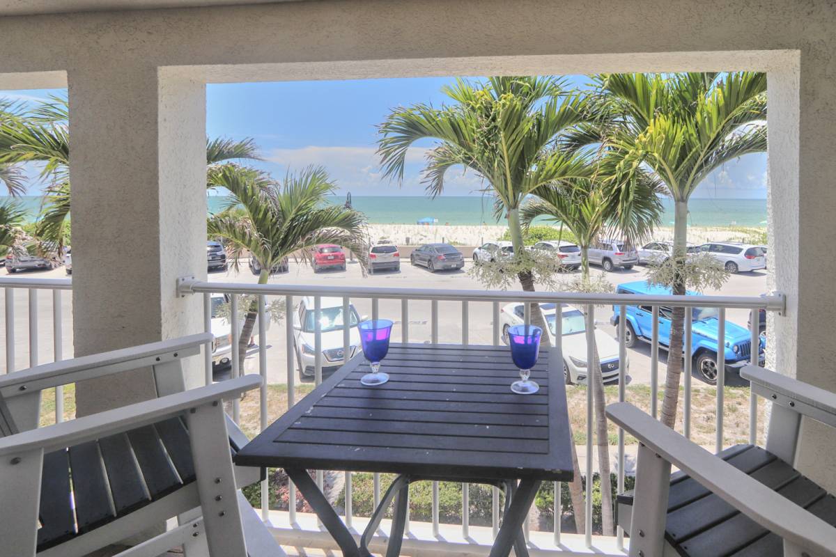 St. Pete Beach Vacation Rental Heart of PassAGrille Beach! Beach