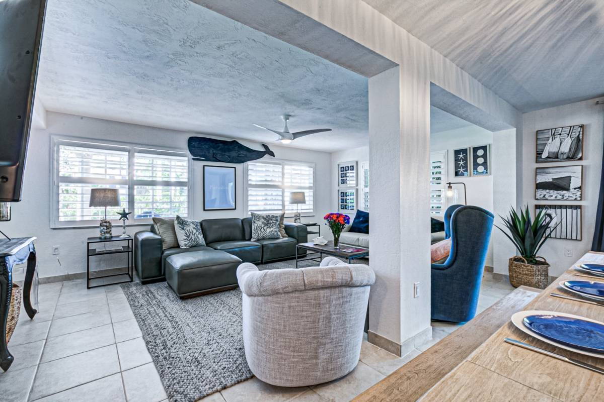 Siesta Key Vacation Rental Palm Bay Private Beach, Renovated with Quality Furnishings, Pools