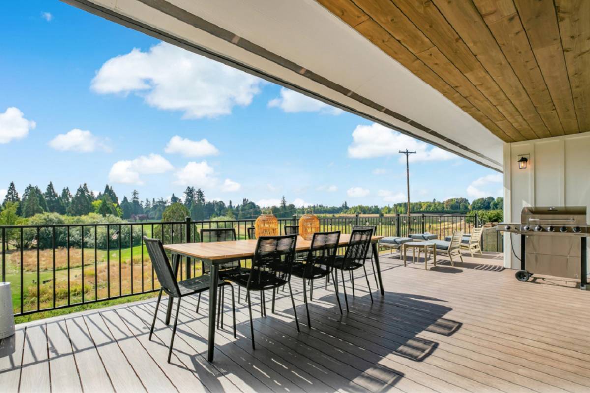 McMinnville Vacation Rental Magnificent Golf Course Views, Huge Deck, New Custom Build