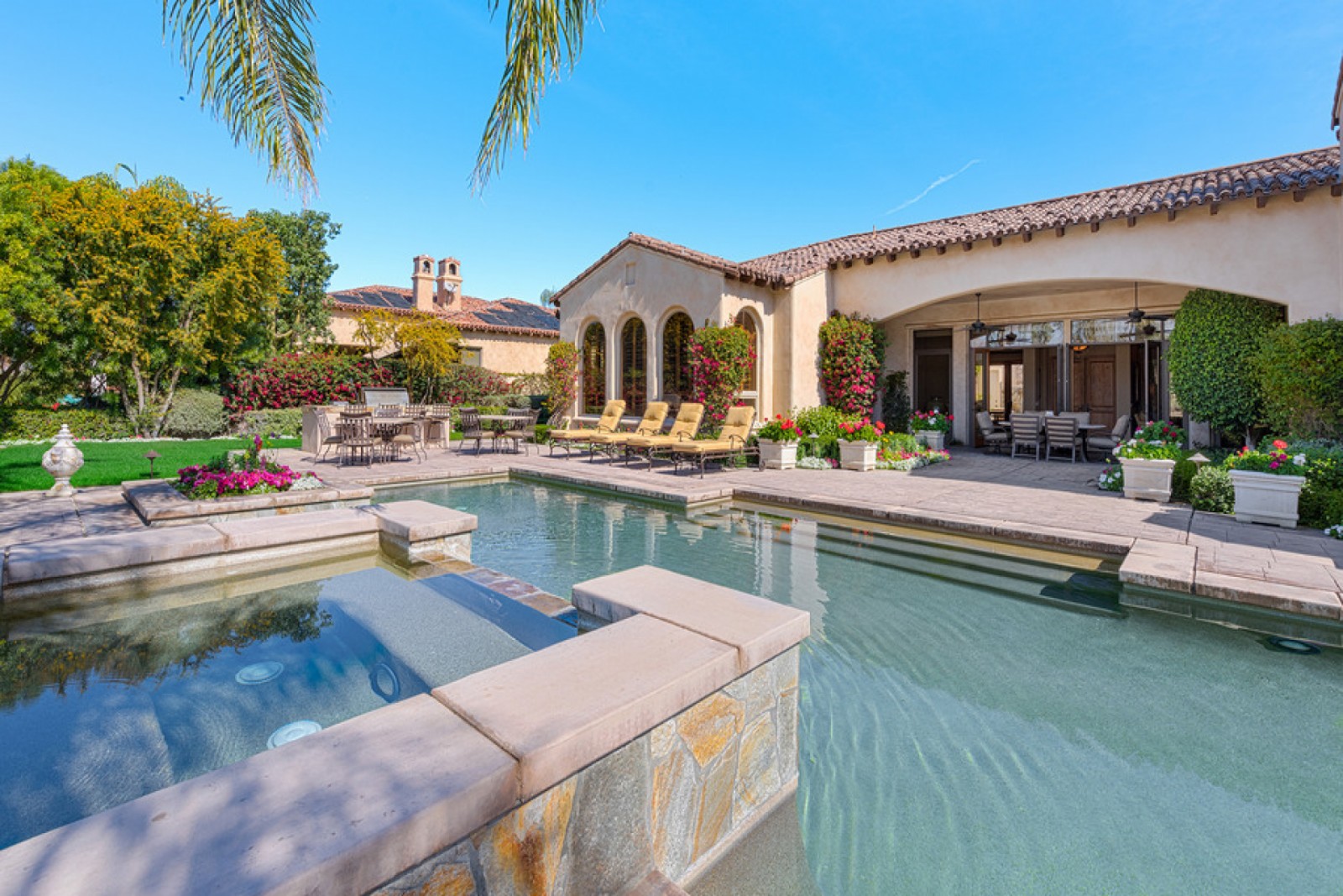 The spacious private pool and spa (Pic)
