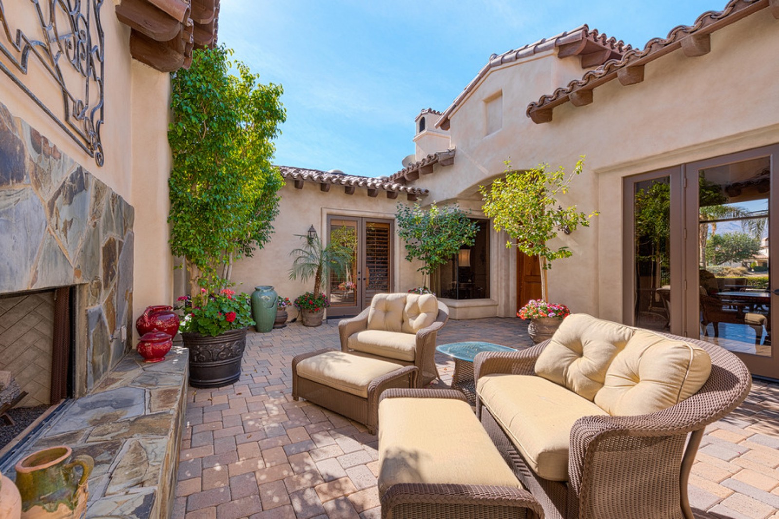 Enjoy the beautiful weather - the outdoor courtyard area with fireplace (Pic)
