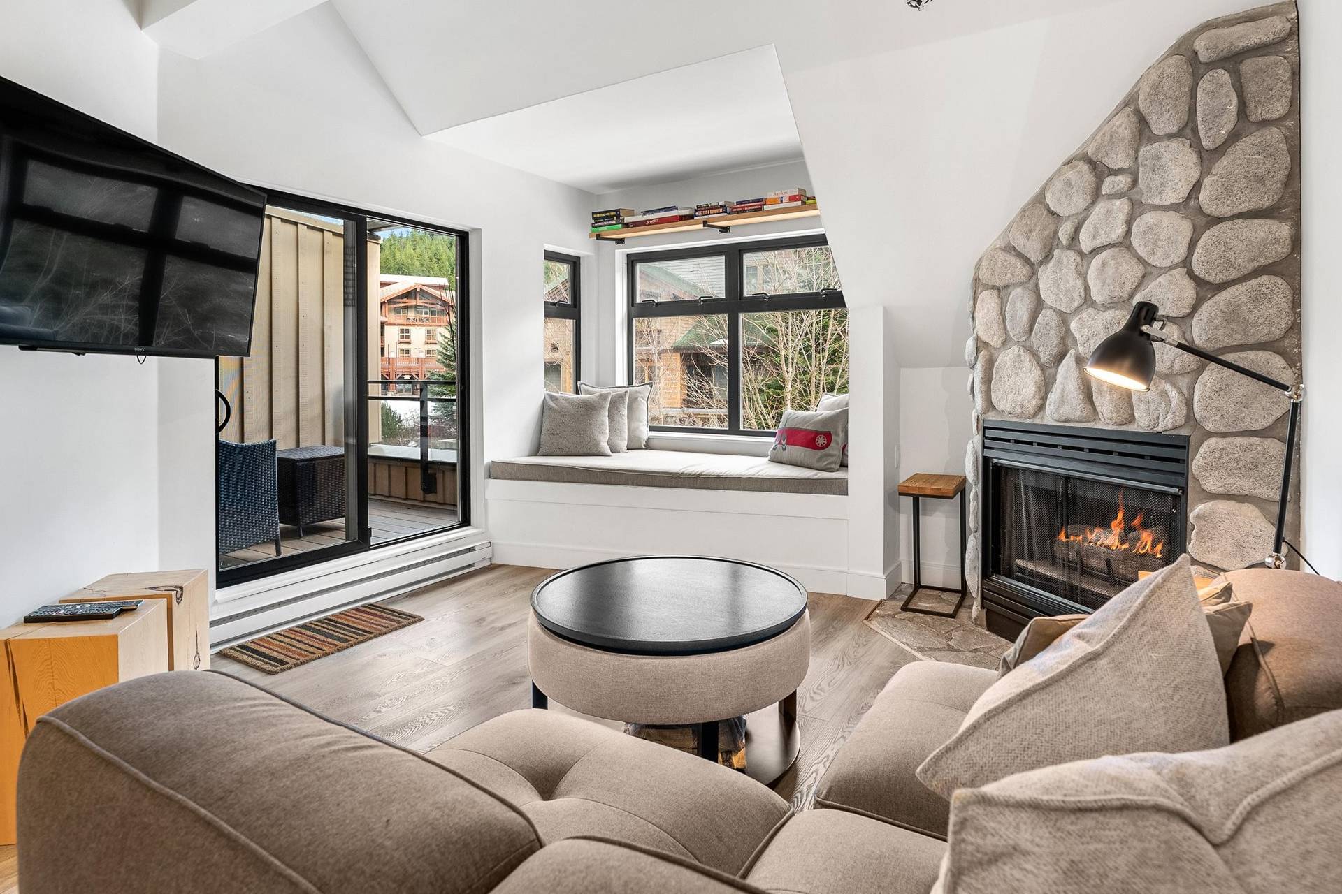 Ski In Out Access And Heated Pool Amenities - Stunning Mountain Loft - Kanada