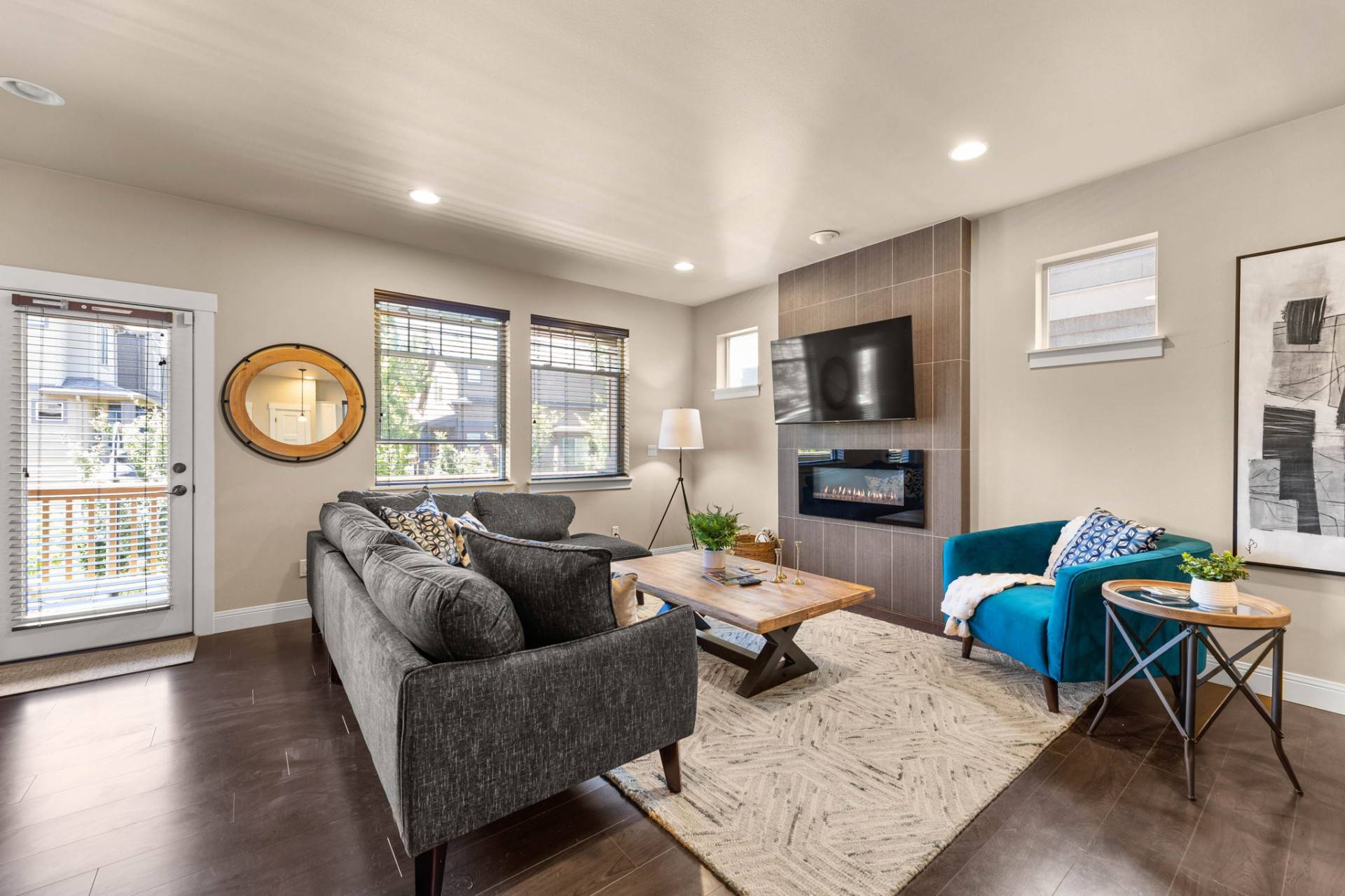 Vibrant Décor And Access To Community Pool - Stylish Oasis - Beaverton, OR