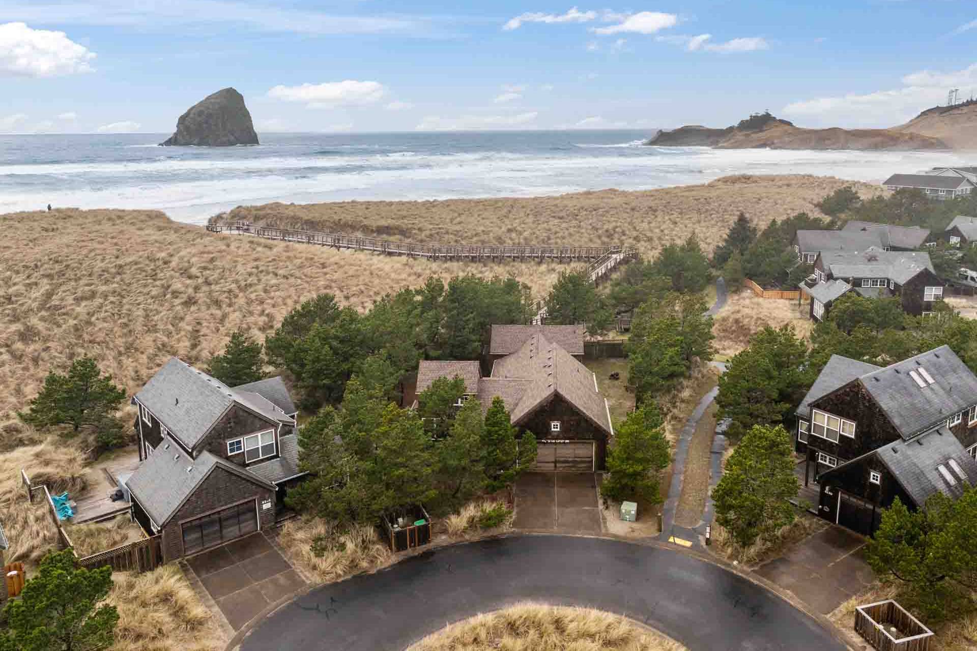 Coastal Comfort And Boardwalk Access - Charming Beach Retreat - Pacific City, OR