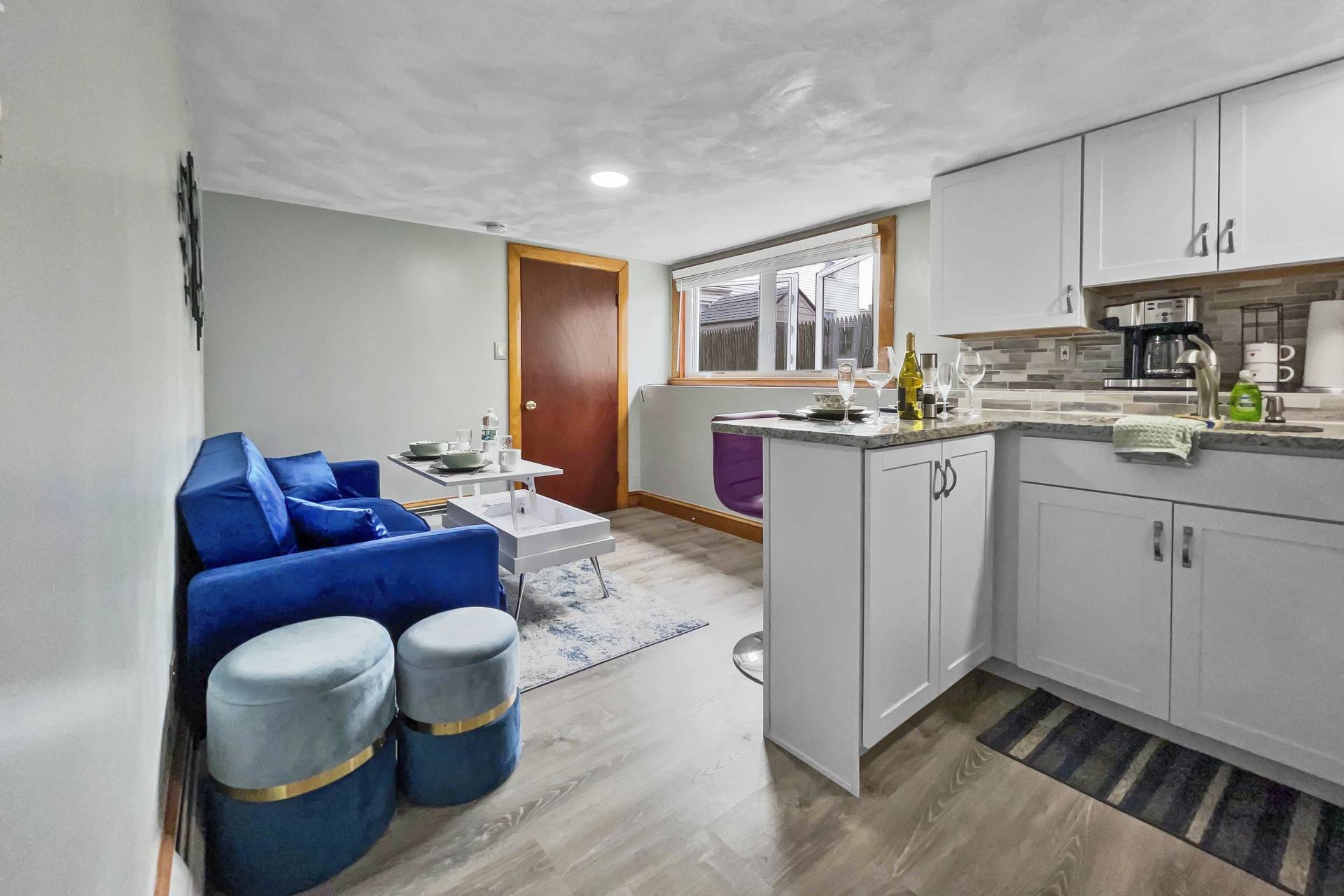 Modern Kitchen And Cozy Living Space - Charming Escape - マサチューセッツ州