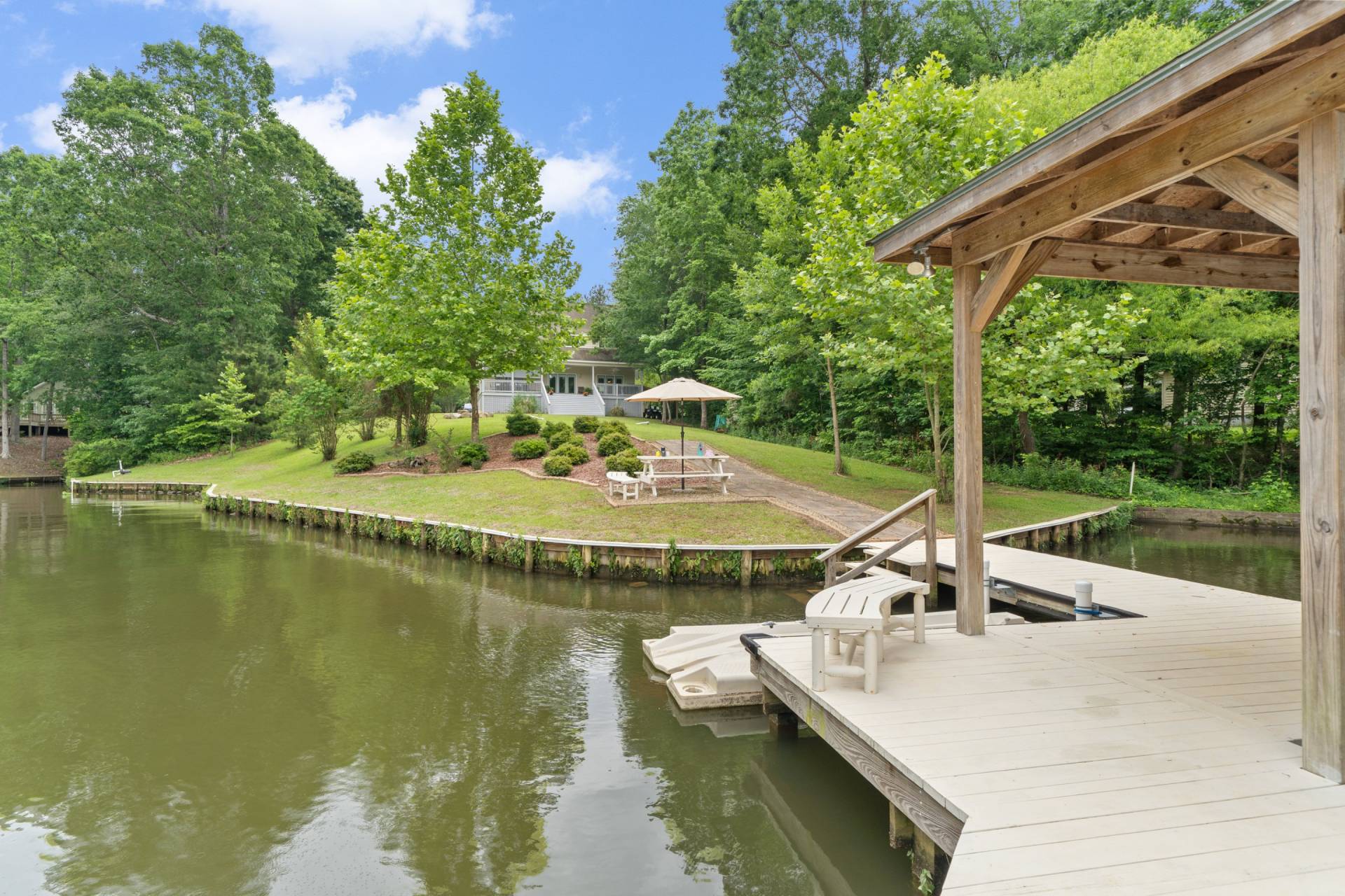 Eatonton Vacation Rental Bring Fall in Lakeside Luxury Spacious Home, Dock, PetFriendly