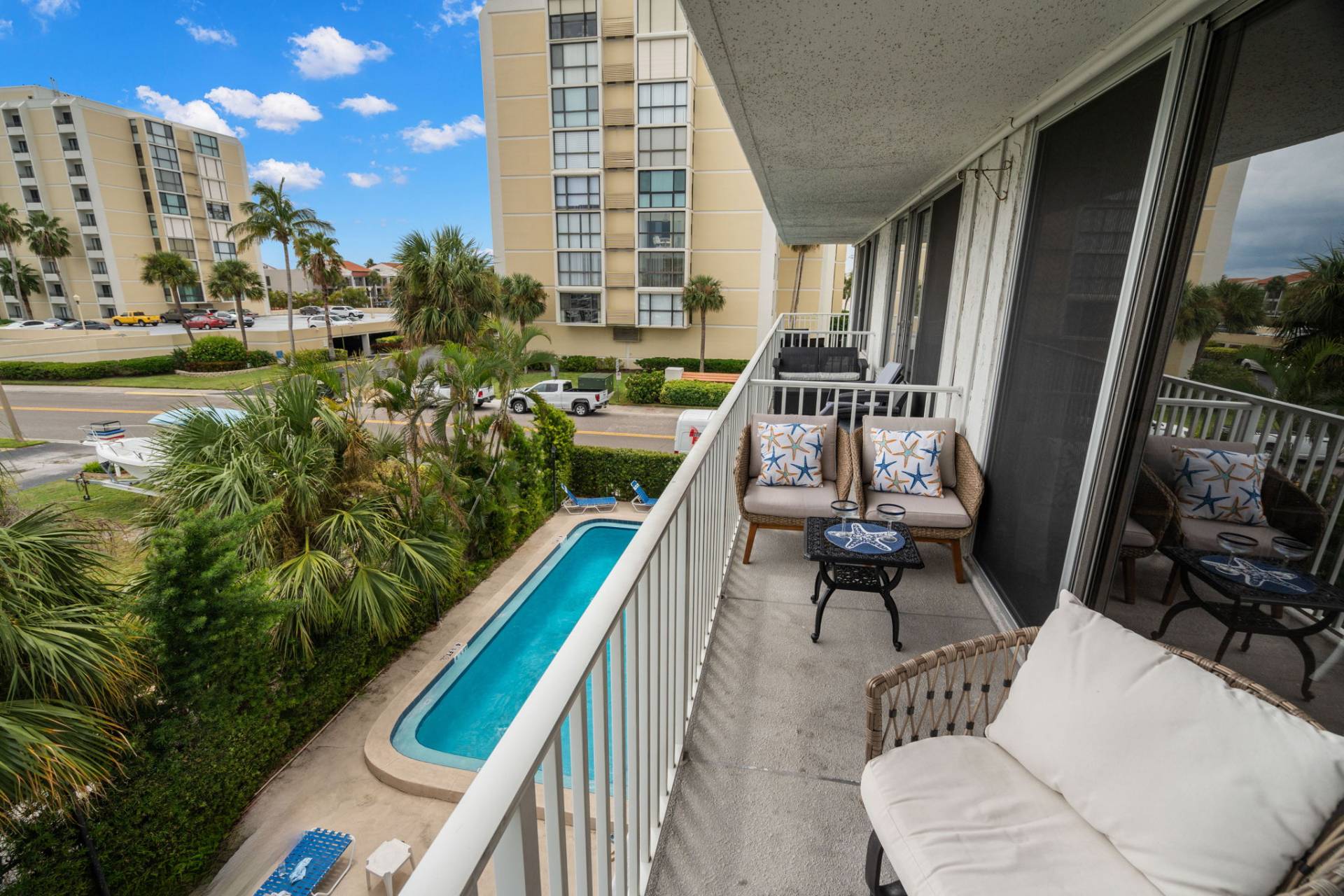 Waterfront Balcony And Heated Communal Pool - Charming Coastal Retreat - Clearwater Beach, FL