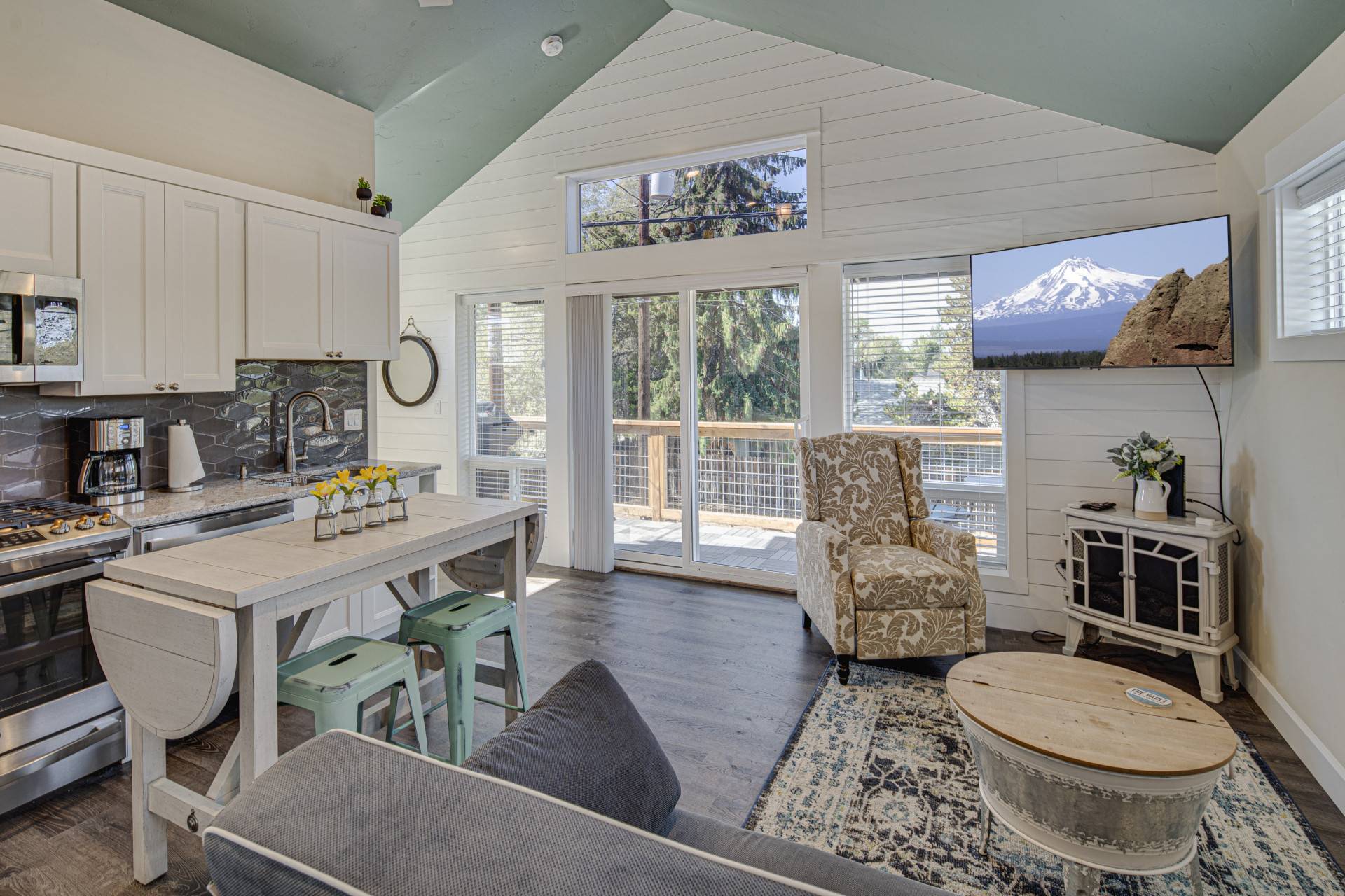 Cozy Retreat With Scenic Deck And Modern Amenities - Charming Escape - Redmond, OR