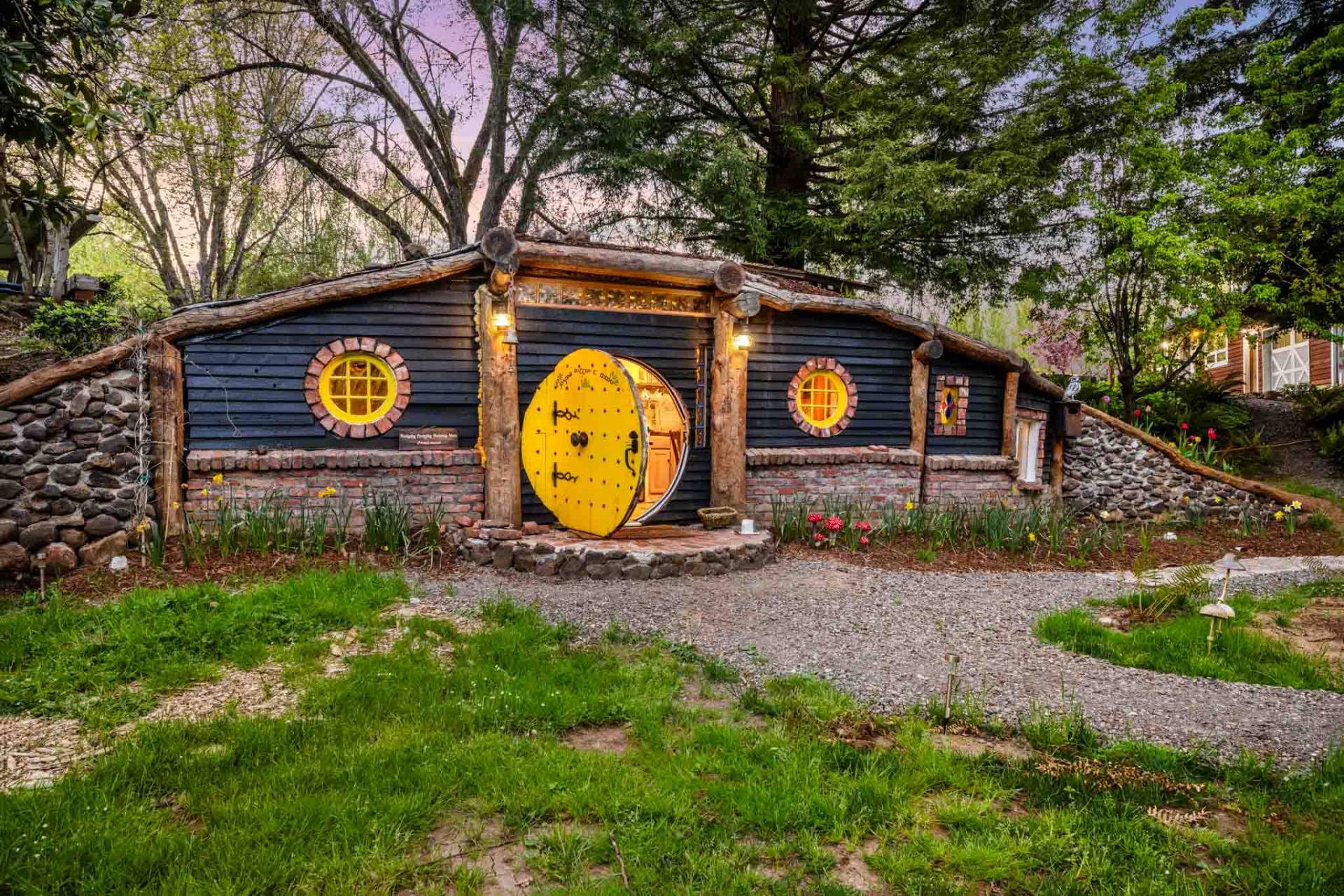 Enchanting Retreat With Streams And Waterfall - Magical Hideaway - Salem, OR
