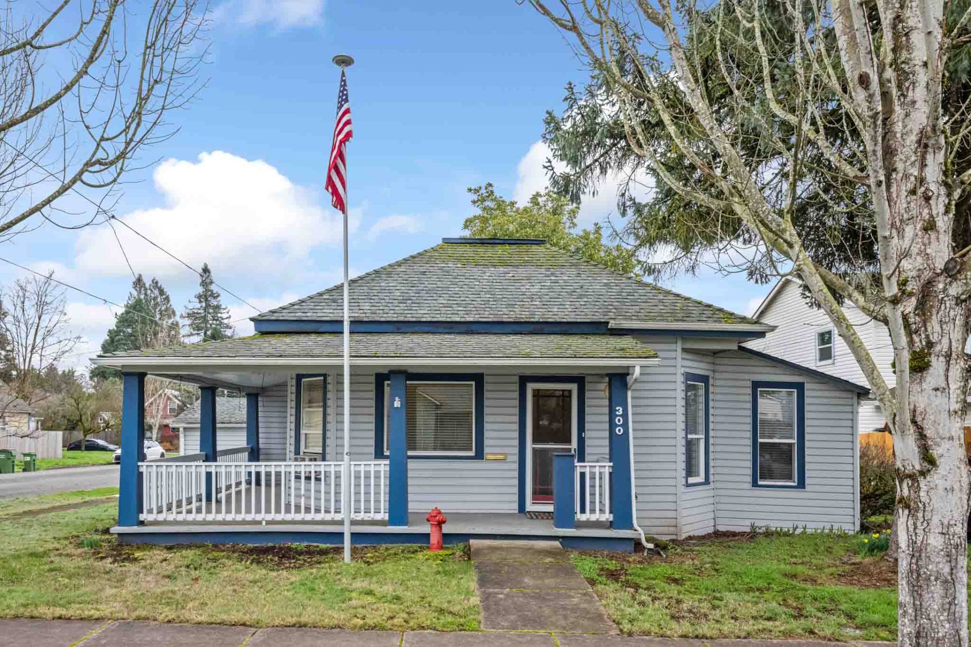 Cozy Fire Table And Stylish Decor - Charming Bungalow - Newberg, OR