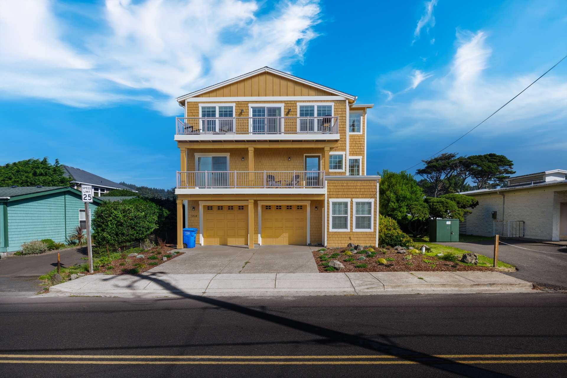 Lincoln City Vacation Rental Top Floor Ocean Views! 4 Min Walk to