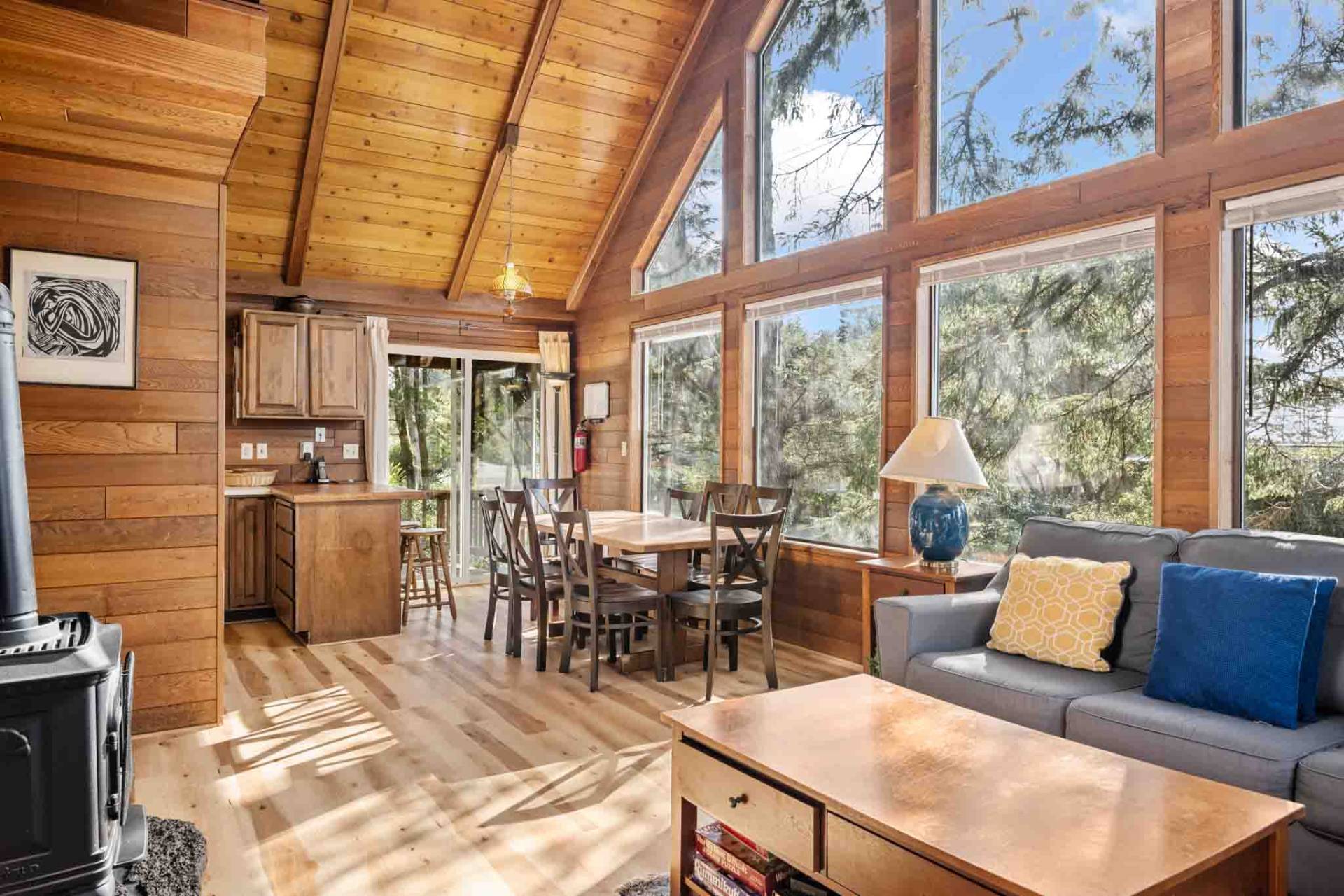 Spacious Living And Scenic Deck With Grilling - Charming Family Retreat - Cannon Beach, OR