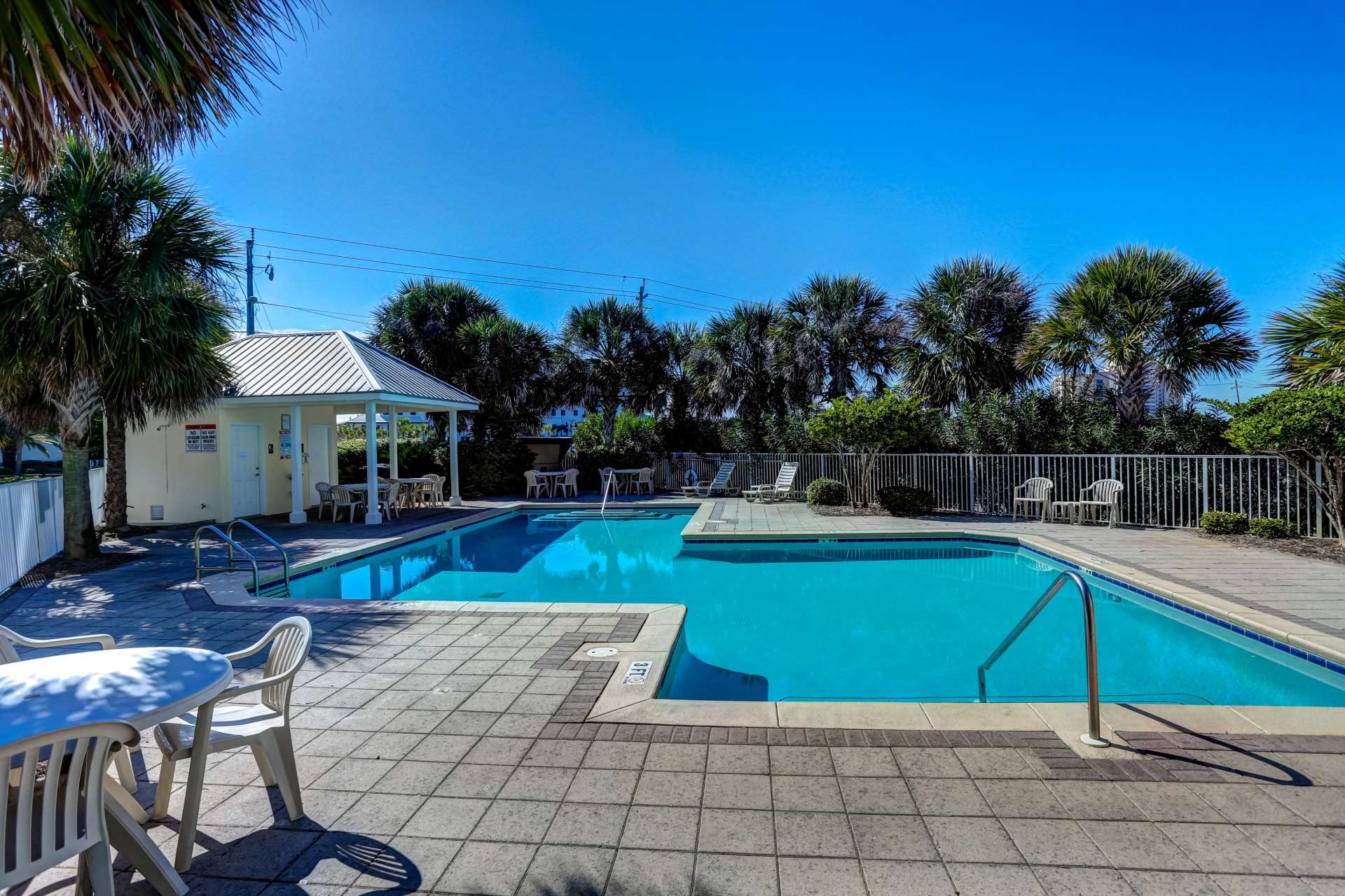 Community Pool And Full Kitchen Amenities - Elegant Coastal Getaway - Navarre Beach