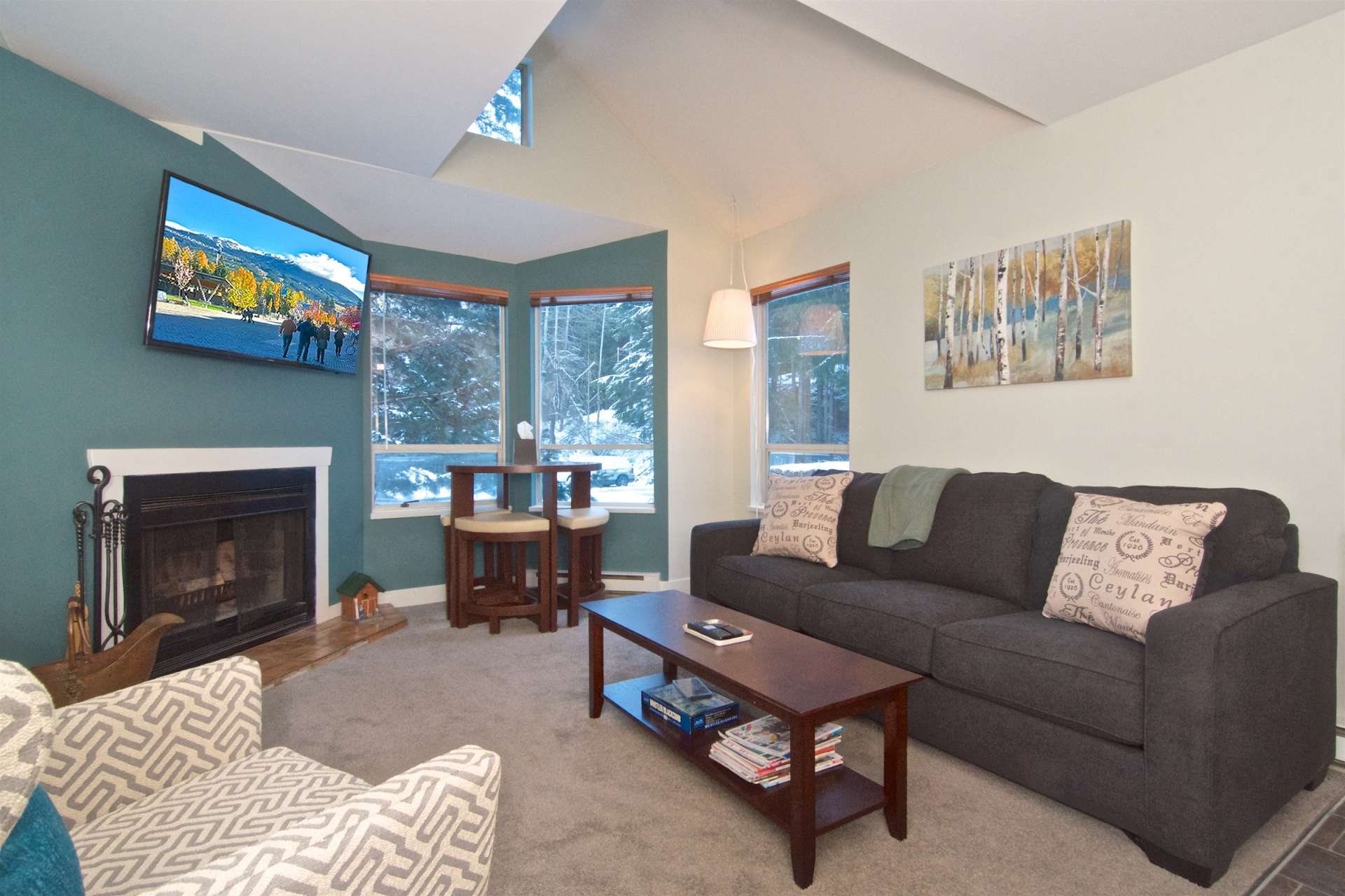 Charming Townhouse With Wood Burning Fireplace - Cozy Retreat - Canada