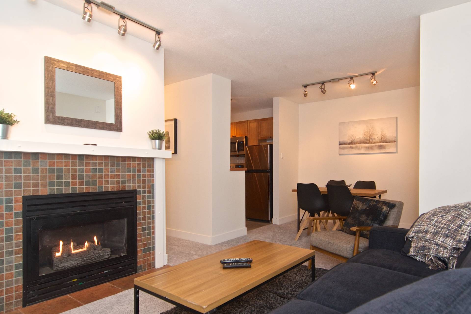 Gas Fireplace And Heated Outdoor Pool - Charming Oasis - Canada