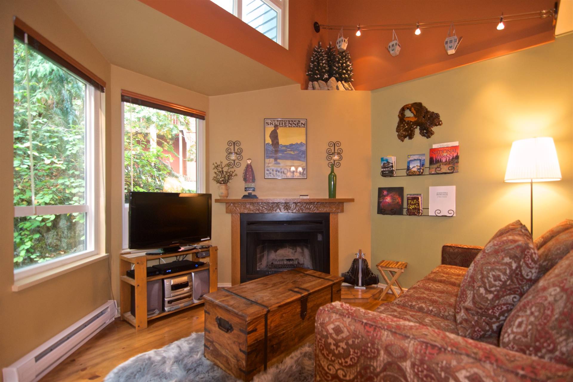 Cozy Creekside Townhouse With Ski Storage And Wifi - Charming Retreat - Canada