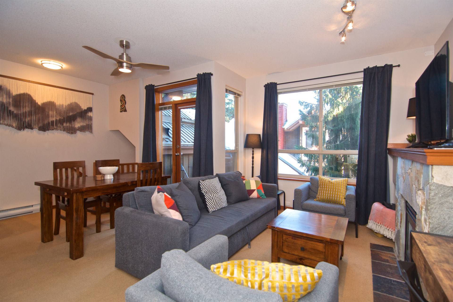 Private Entrance And Cozy Gas Fireplace - Charming Quaint - Whistler