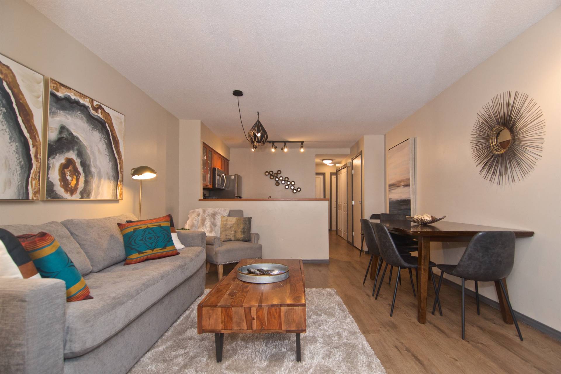 Private Hot Tub And Heated Outdoor Pool - Stunning Townhouse Retreat - Canada