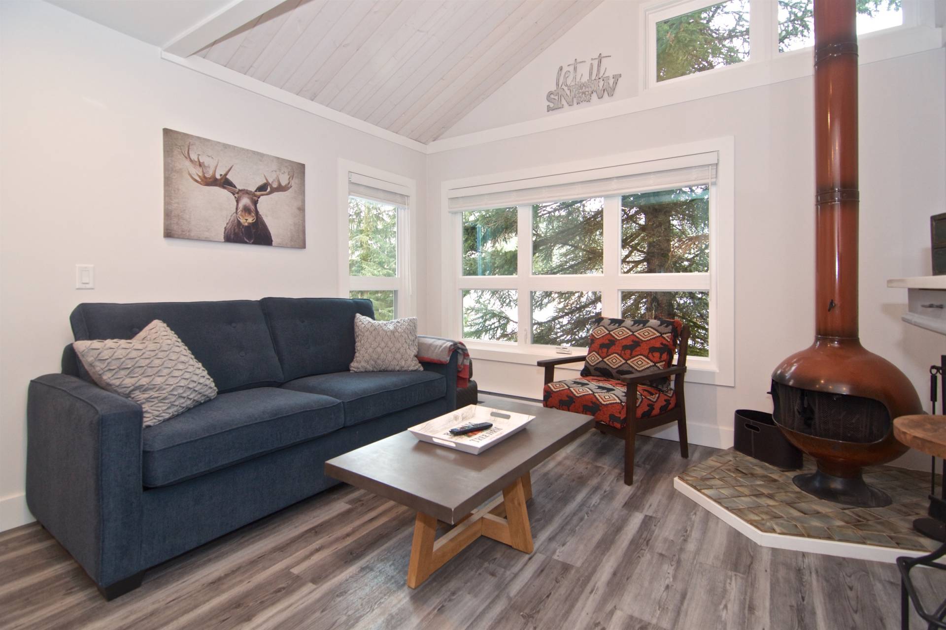 Vaulted Ceilings And Wood Burning Fireplace - Charming Townhouse - Canada