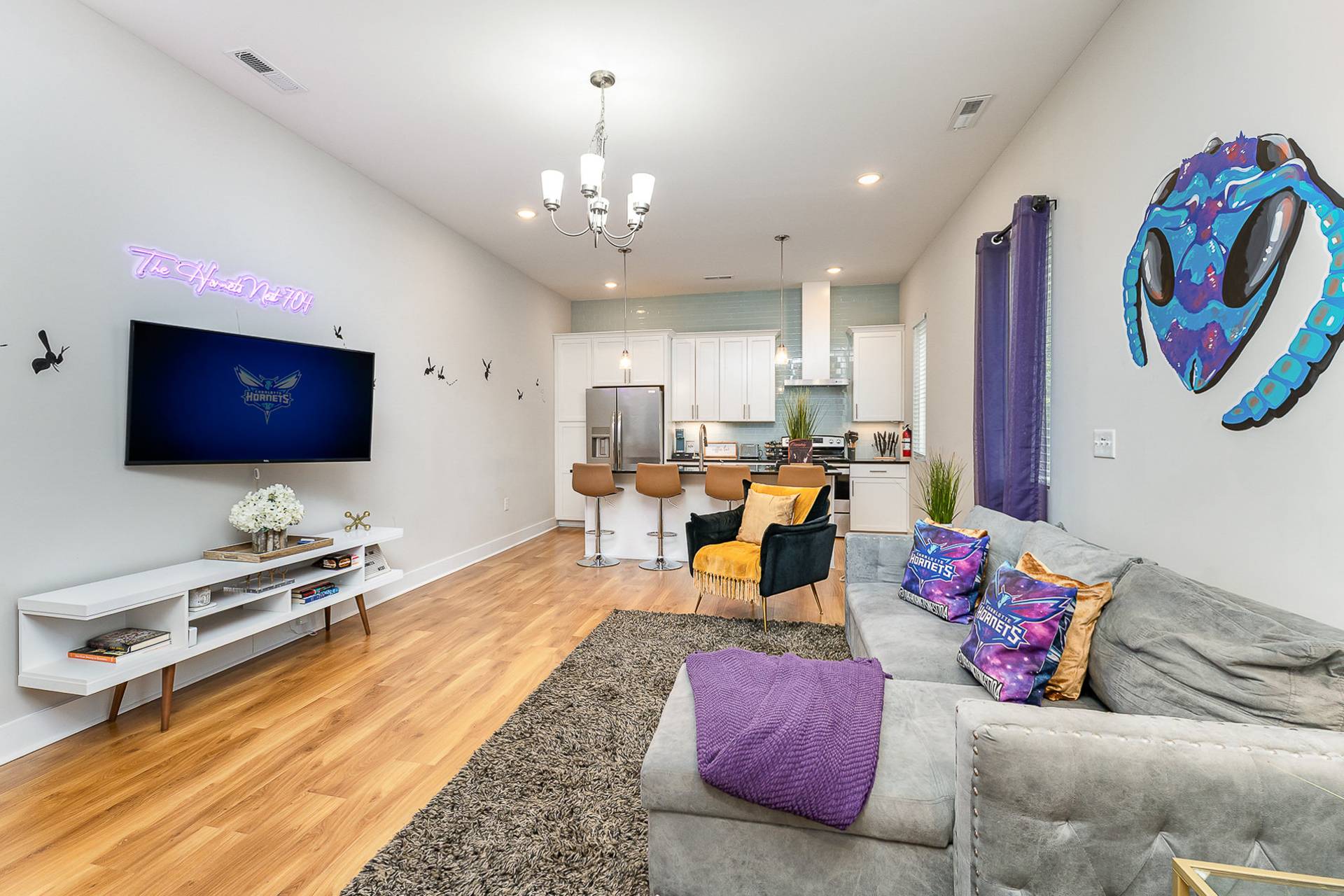 Stylish Townhome With Skyline Views - Elegant Urban Escape - Charlotte, NC