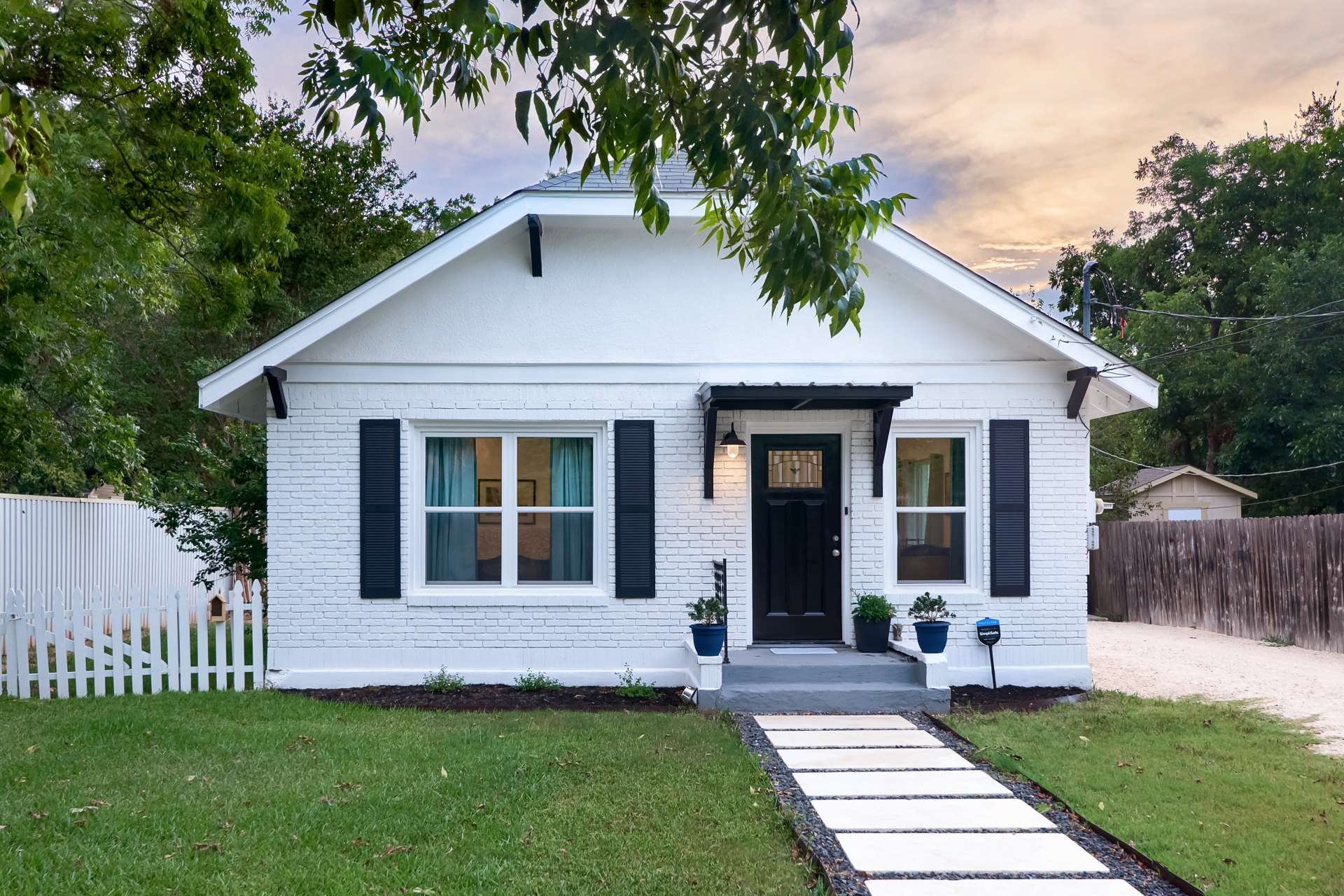 Authentic Feel With Shared Deck And Driveway Parking - Charming Cottage - Georgetown, TX