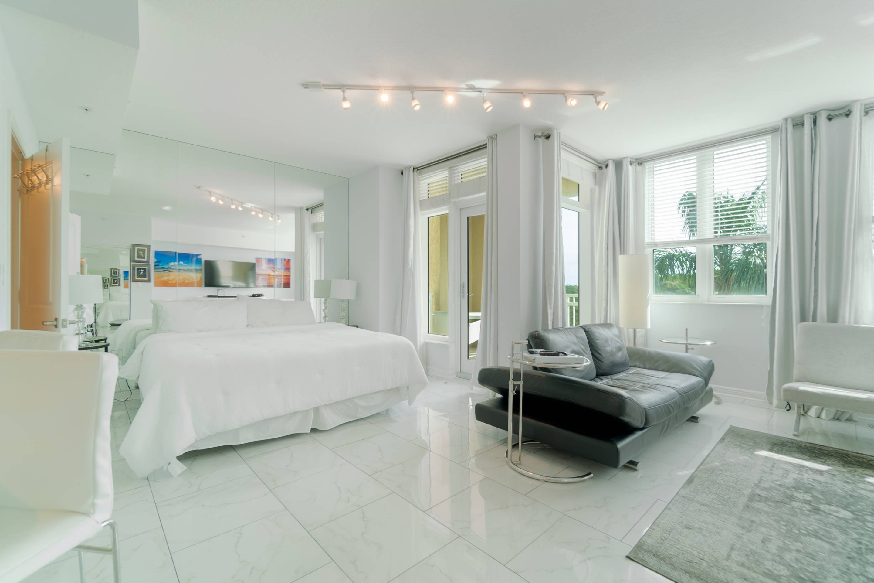 308s Beachy Blues Suite Studio, Pools, Jacuzzi, Beach, Shops - Boynton Beach, FL