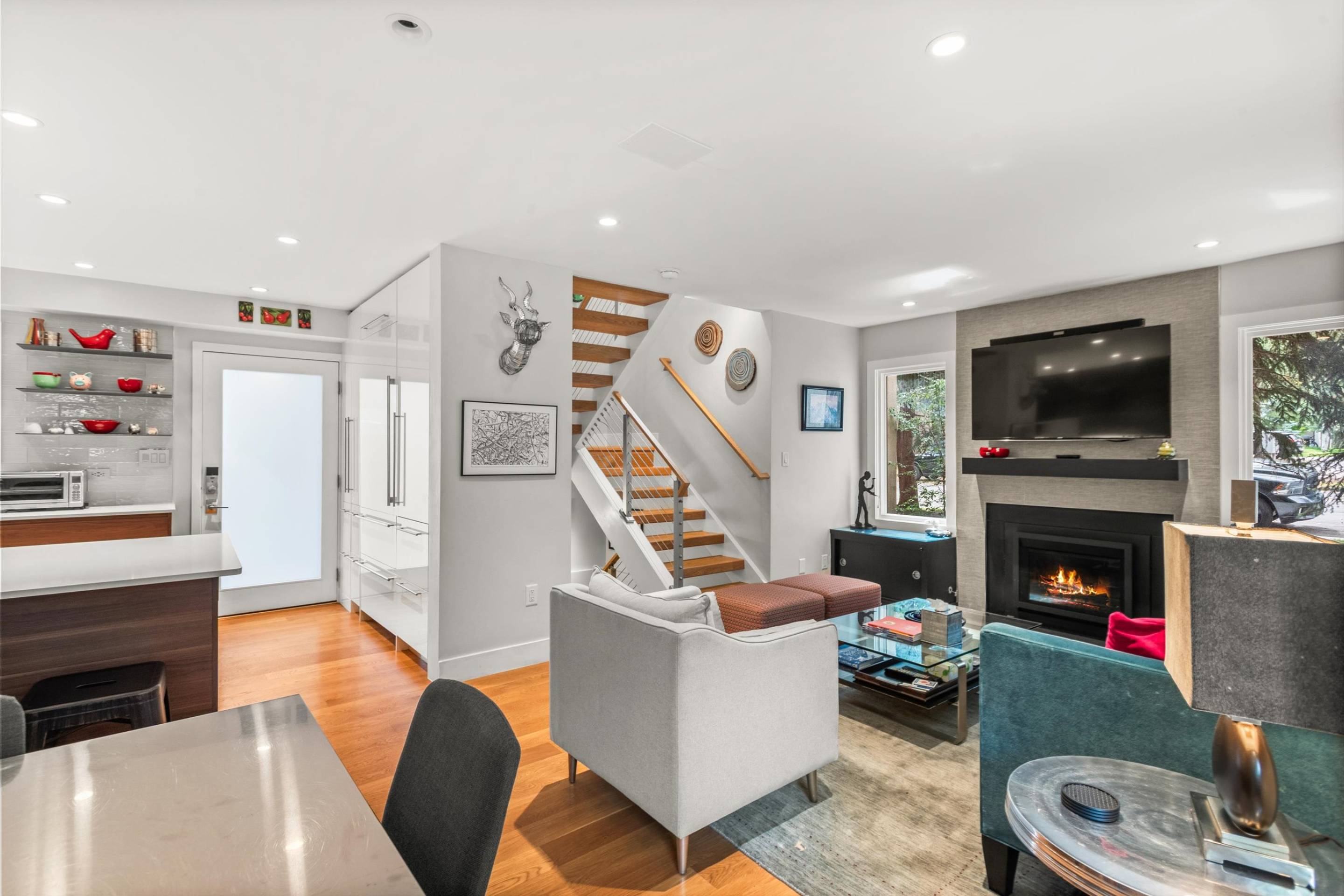 Bright Multi-level Townhome With Cozy Fireplace - Charming Mountain Retreat - Aspen, CO