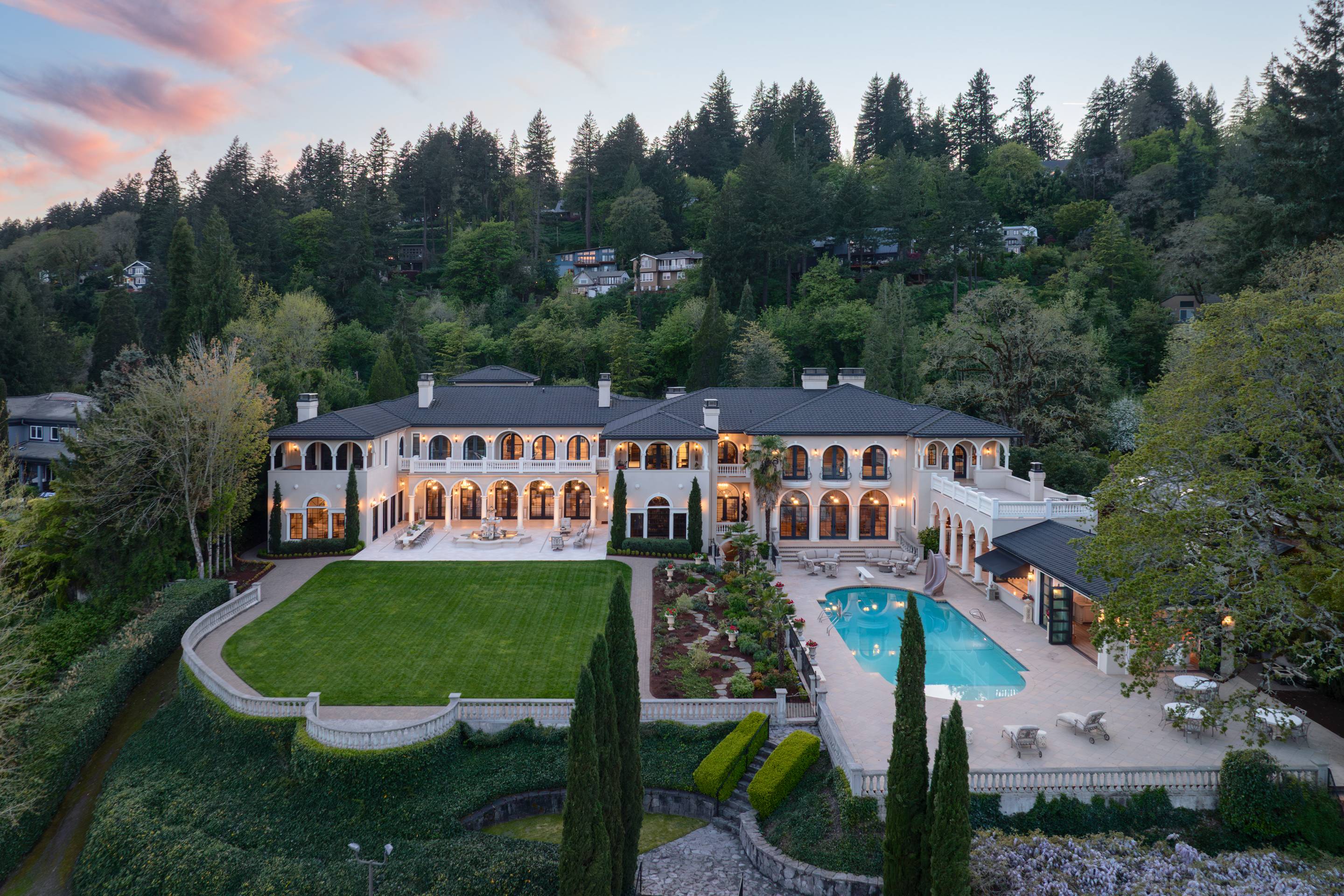 Palais De Leon - Lake Oswego, OR