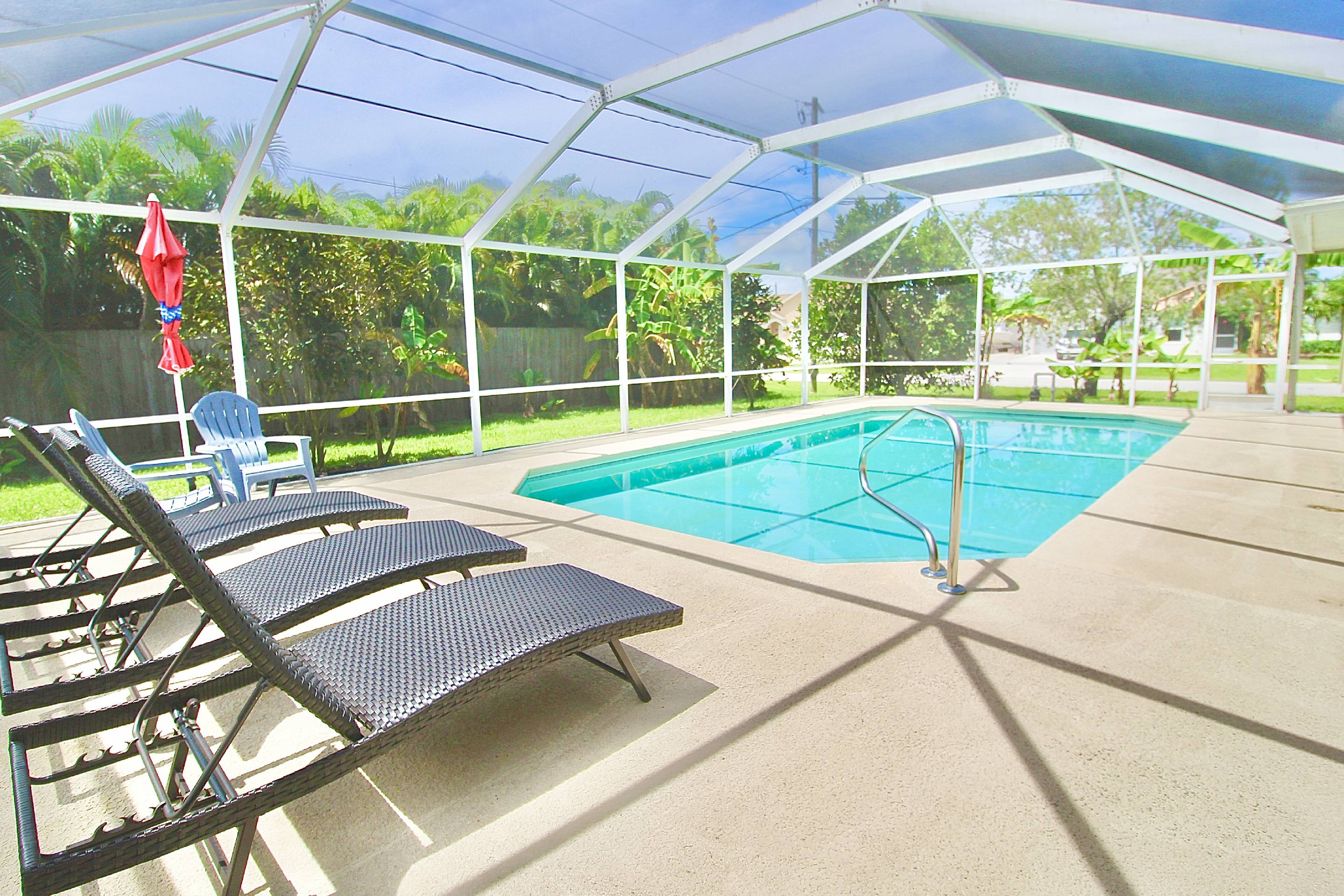 Heated Salt-water Pool And Lush Backyard - Beautiful Coastal Haven - The Bahamas