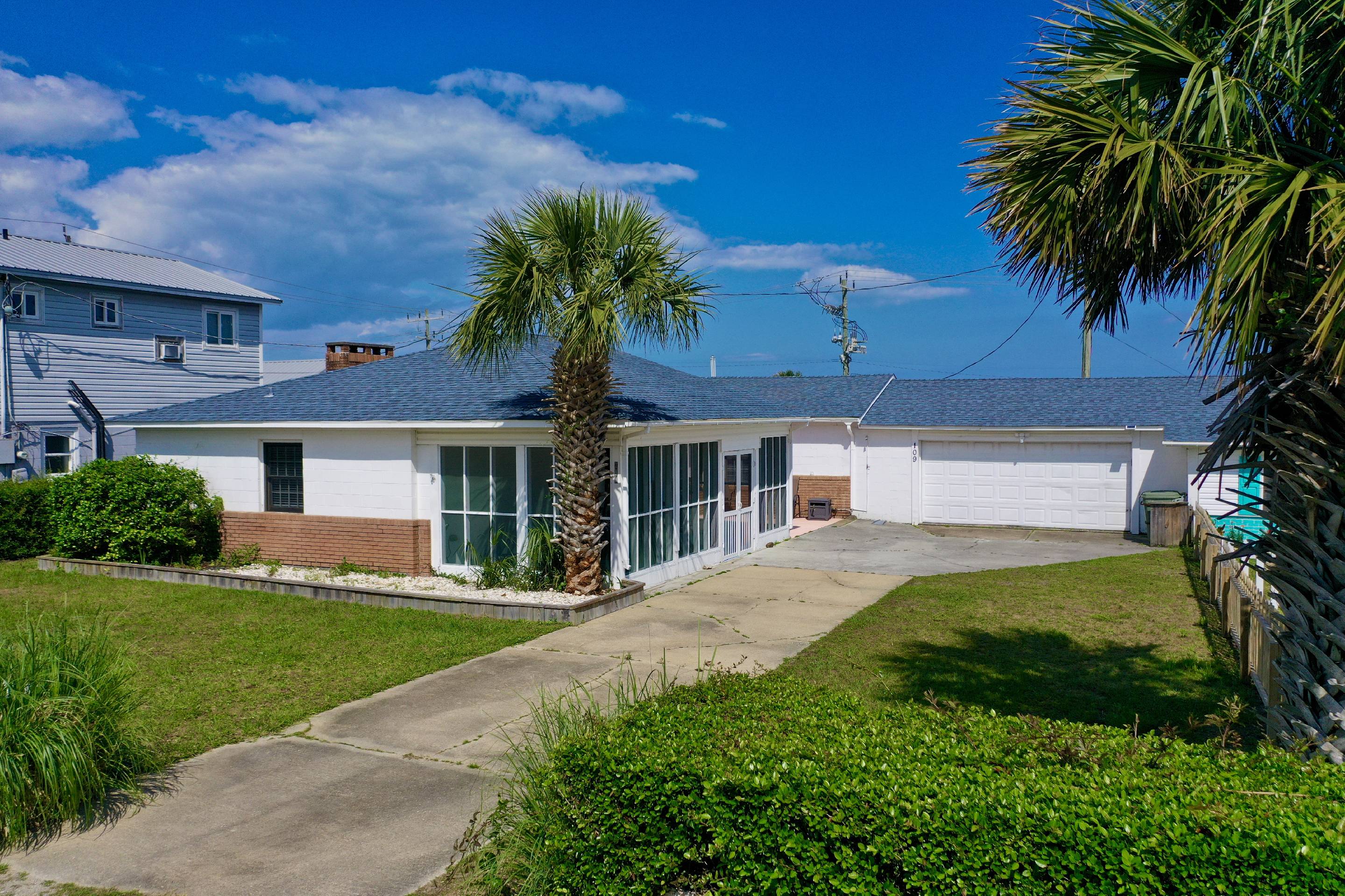 Charming Coastal Retreat With Spacious Outdoor Patio - Delightful Getaway - Kure Beach, NC