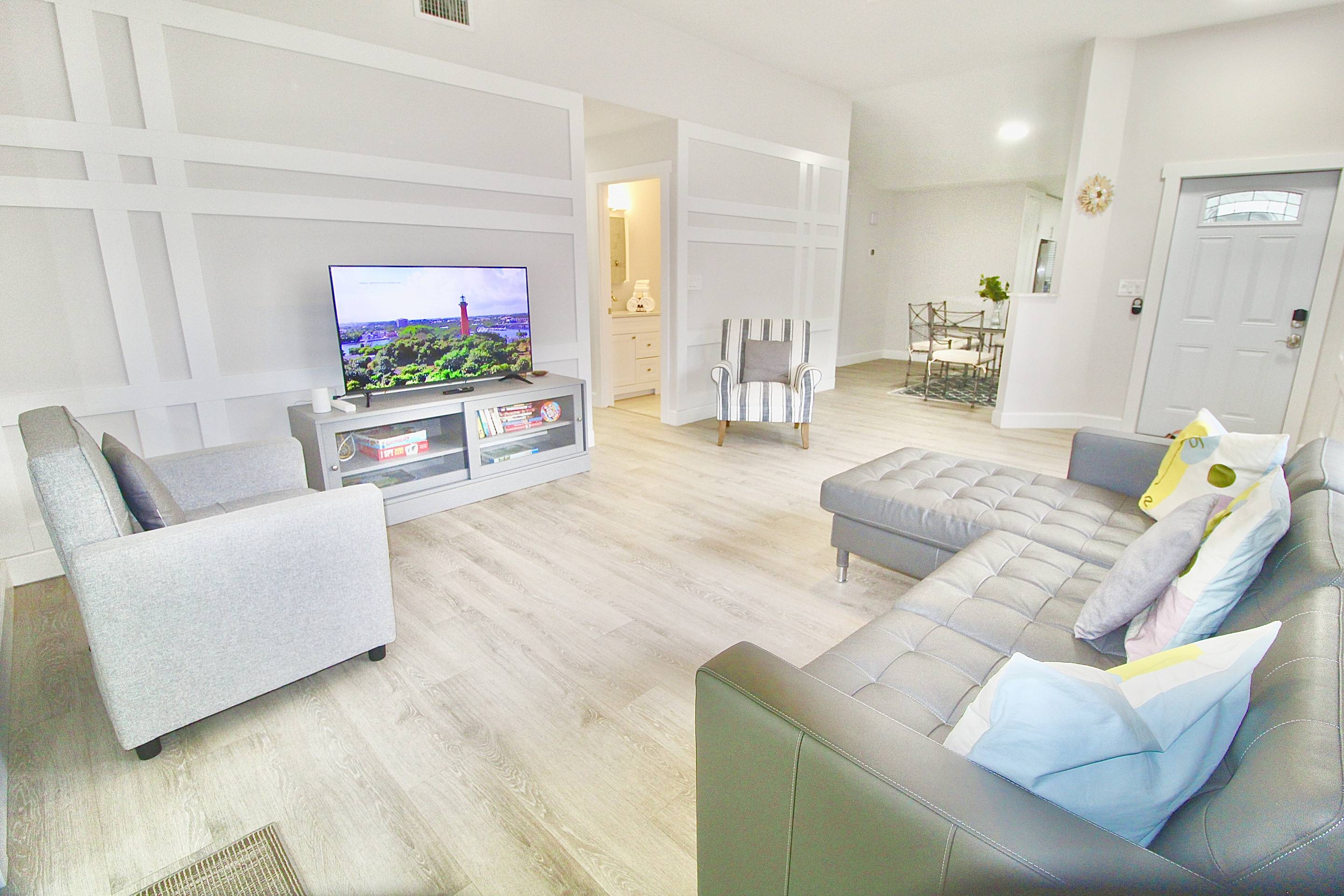 Spacious Outdoor Patio And Pool - Beautiful Coastal Escape - Jupiter, FL
