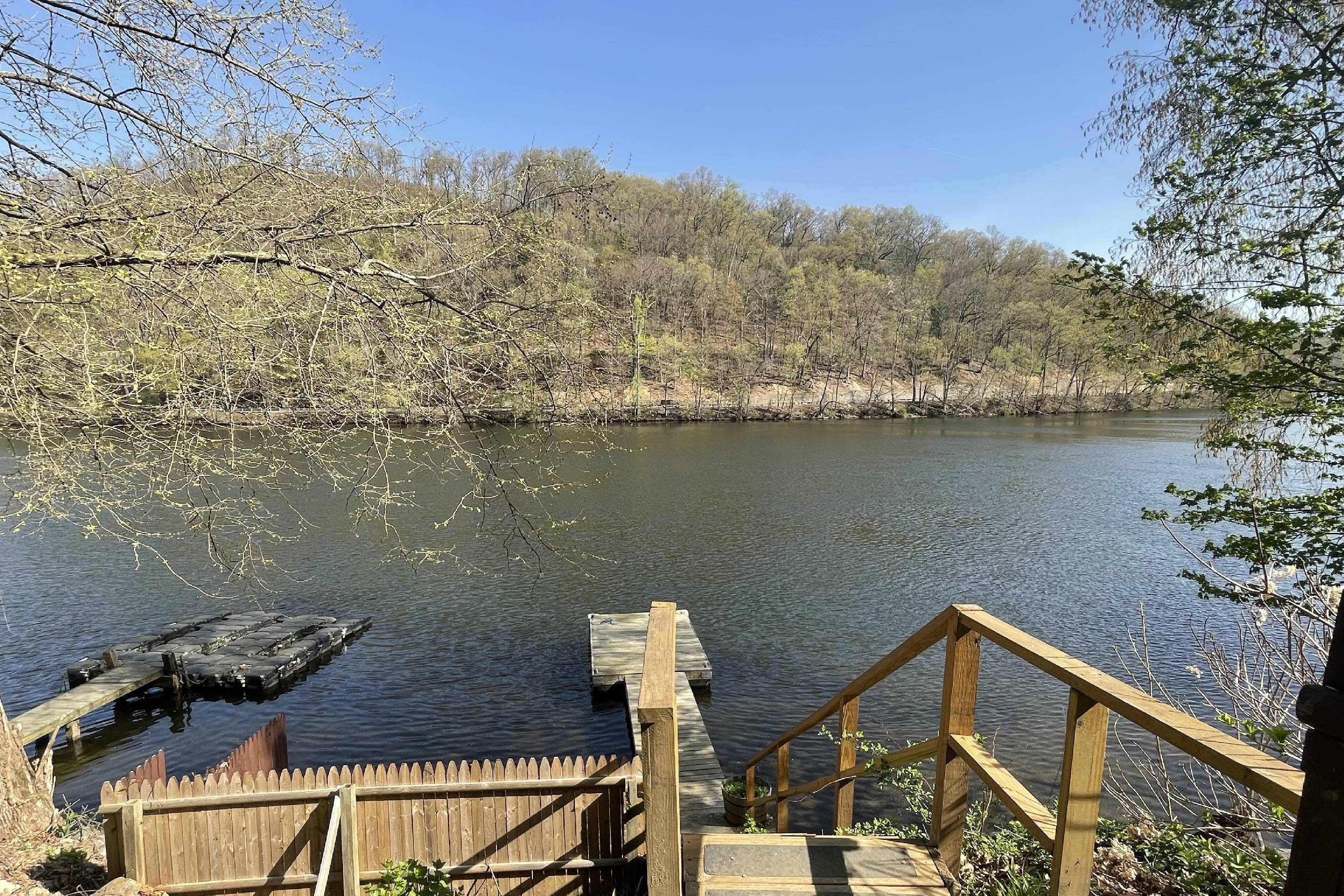 Lakeside Escape With Hot Tub And Stunning Views - Charming Cozy Retreat - 康乃狄格