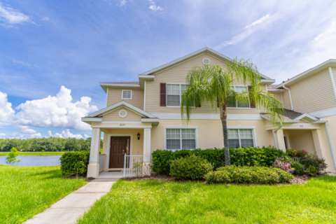 2633 Trafalgar Village
