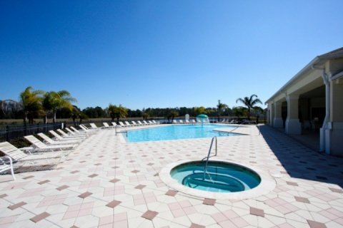 2633 Trafalgar Village