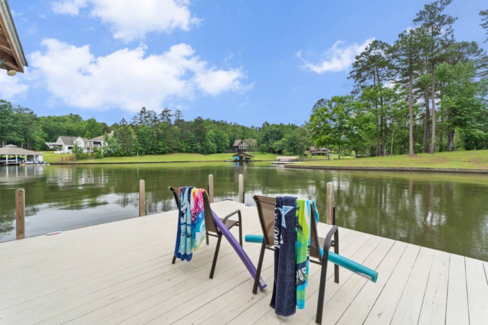 Eatonton Vacation Rental Bring Fall in Lakeside Luxury Spacious Home