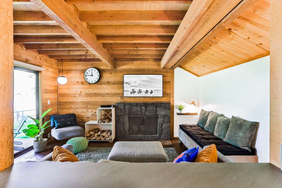 Sunriver Vacation Rental Cozy 2 BR cabin, 6 SHARC passes. Near bike