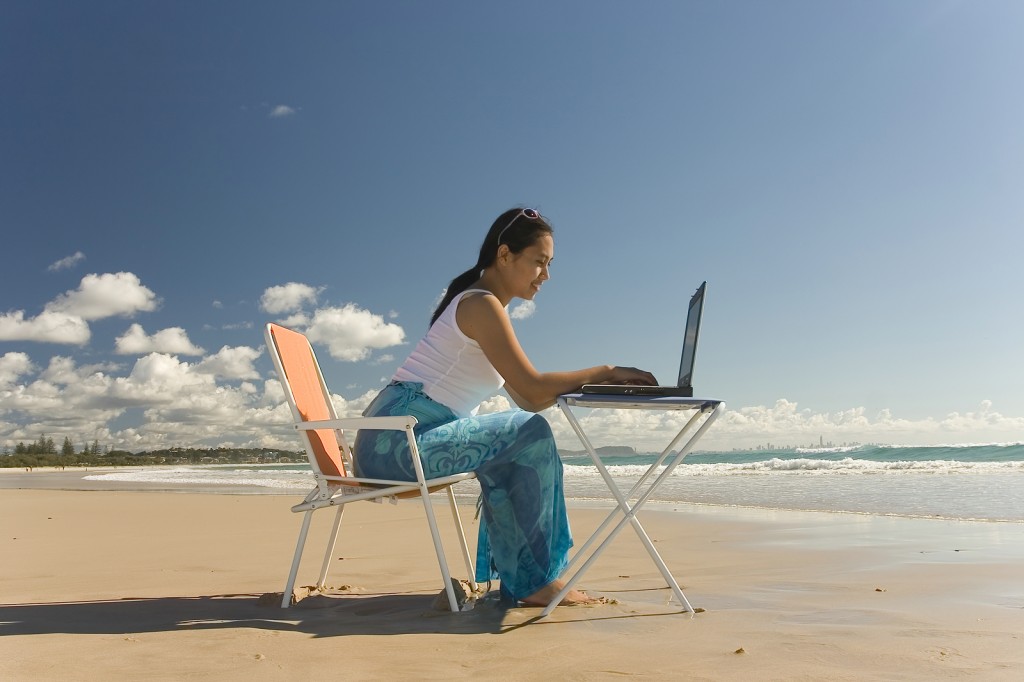 Бизнесмен на отдыхе. Человек с ноутбуком на море. С ноутбуком на море. Отдых на работе. Как начать работать в море.
