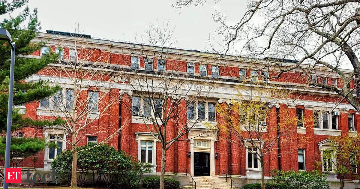 Federal officials to vet social media accounts of visa applicants heading to Harvard