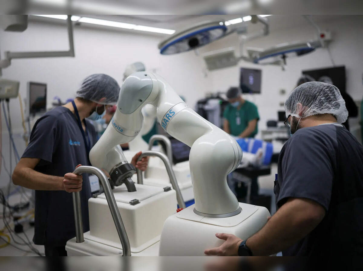 AI-guided cameras make solo surgery possible in step towards surgical automation