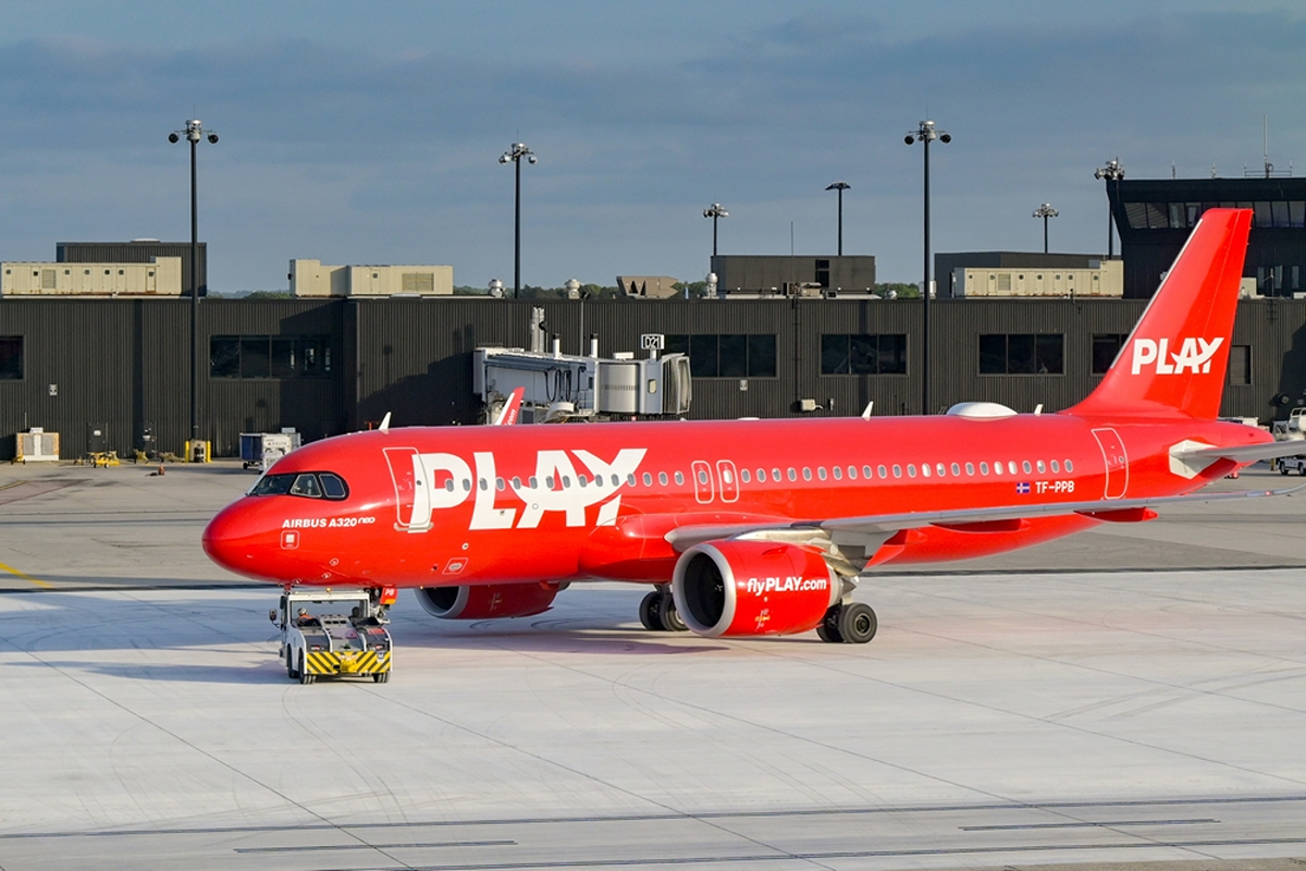 play airlines