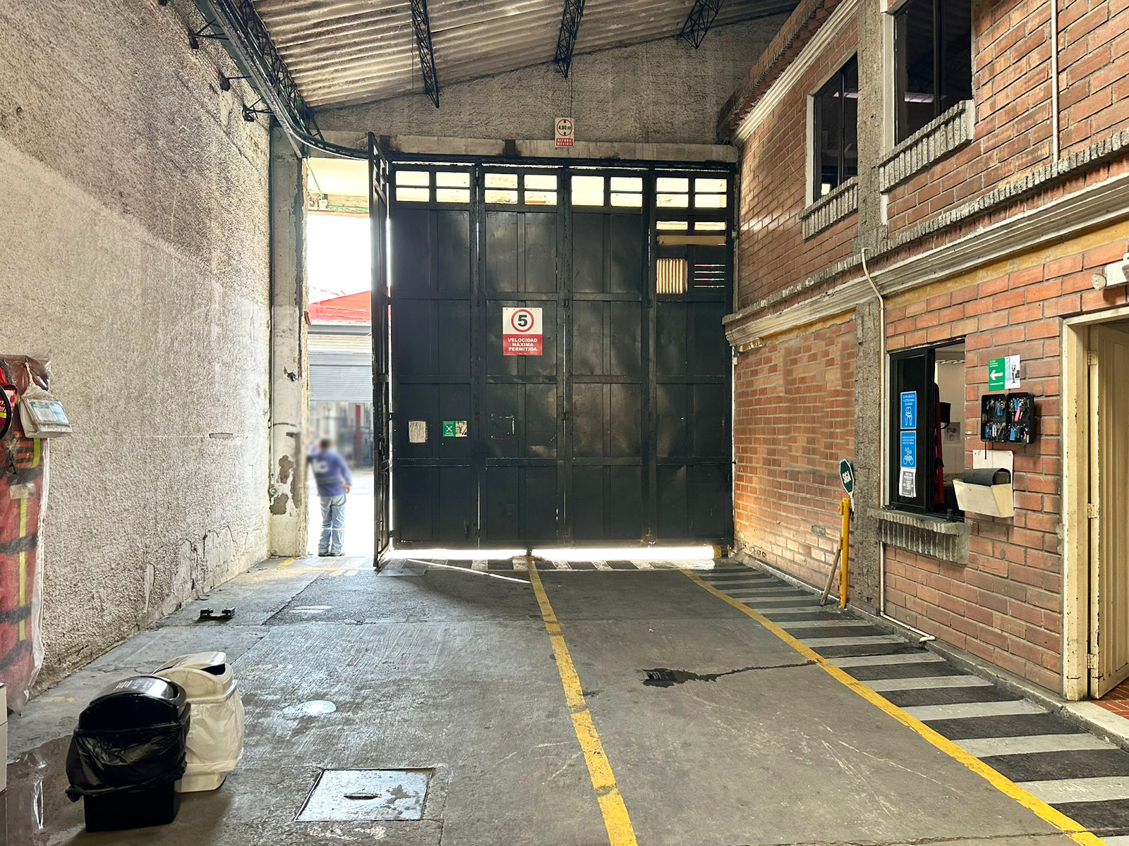 Bodega en arriendo en Perpetuo Socorro, Medellín, 1550 m² · foto 3 de 8