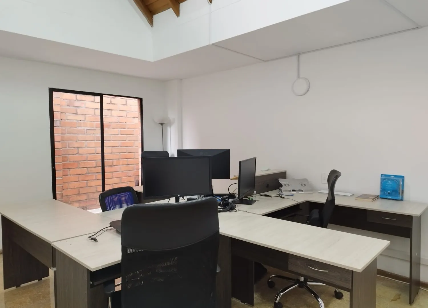 Oficina en arriendo en La Aguacatala, Medellín, 1500 m² · foto 2 de 14