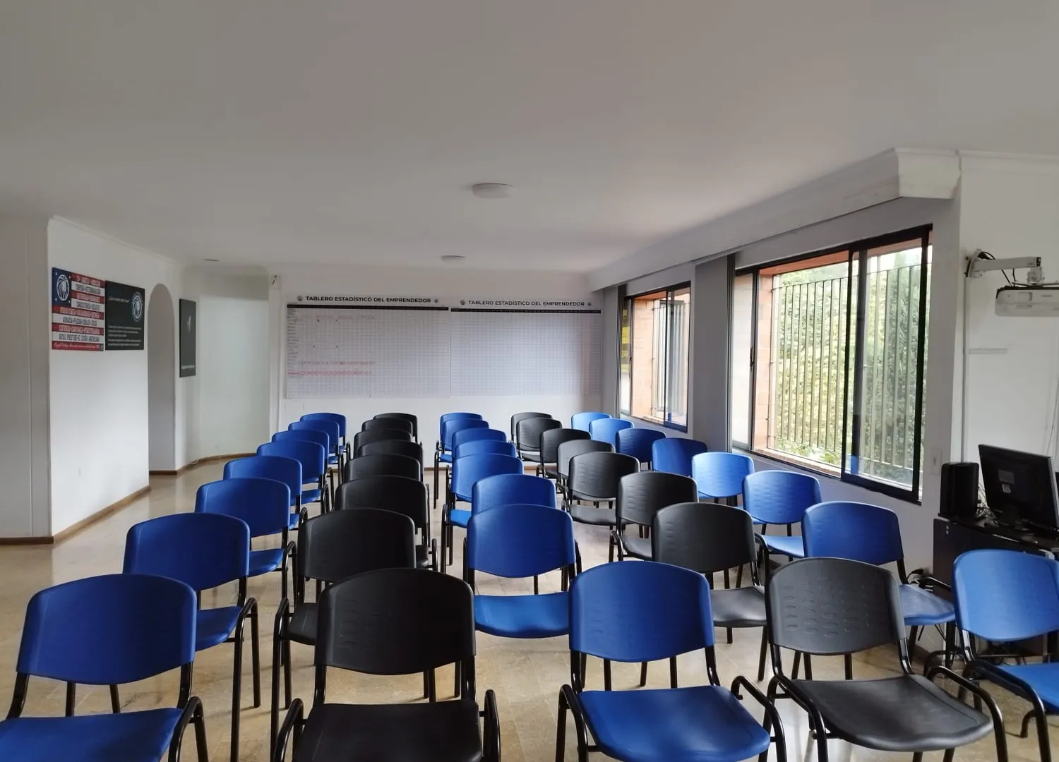 Oficina en arriendo en La Aguacatala, Medellín, 1500 m² · foto 9 de 14