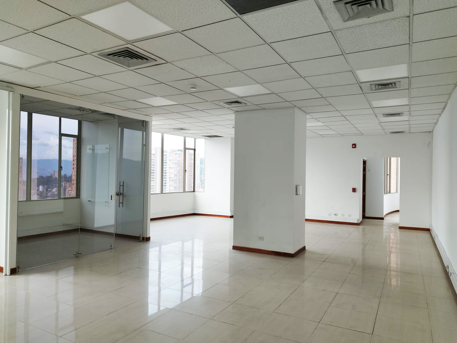 Oficina en arriendo en El Tesoro, Medellín, 693 m² · foto 10 de 19