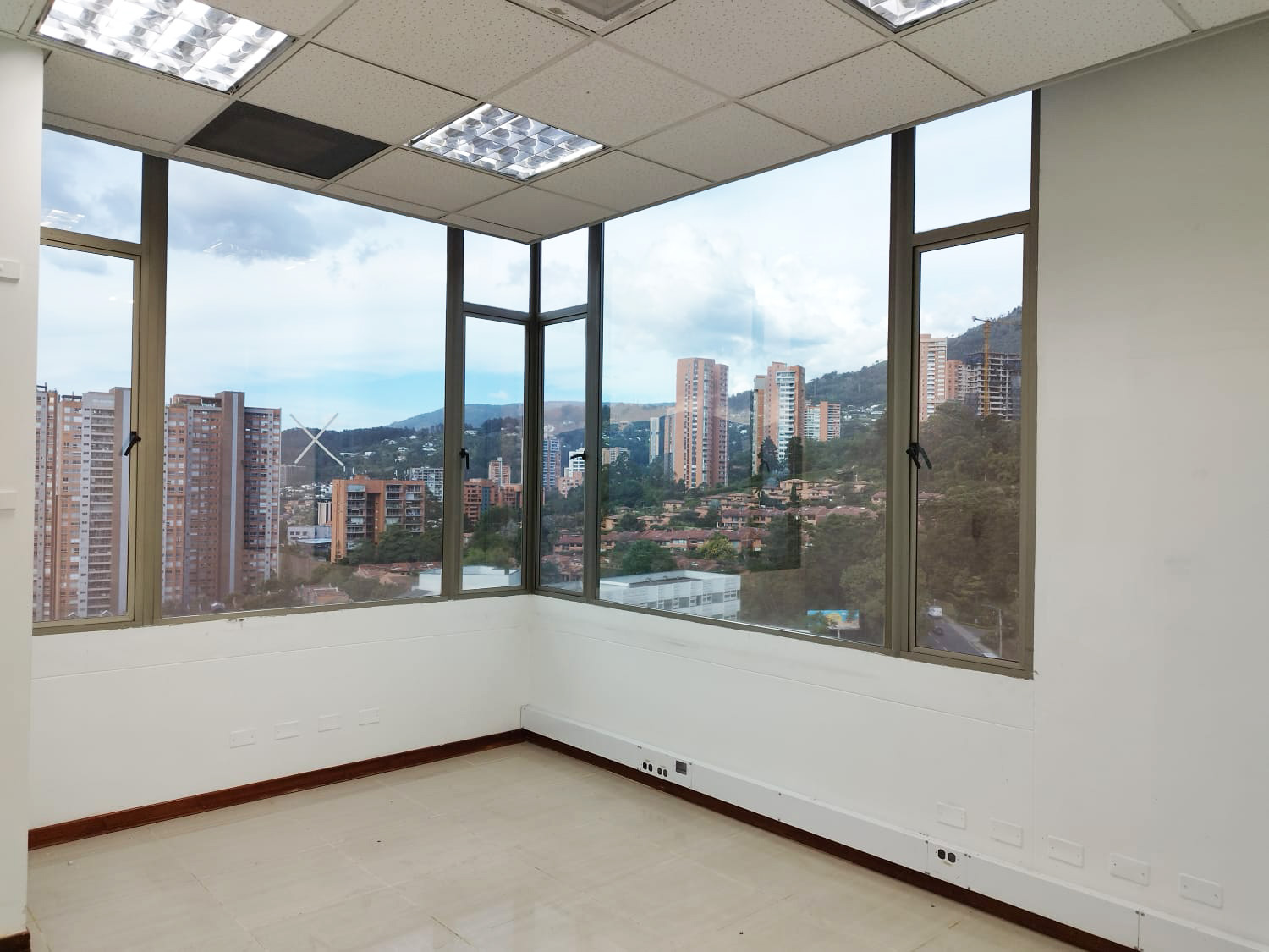 Oficina en arriendo en El Tesoro, Medellín, 693 m² · foto 11 de 19