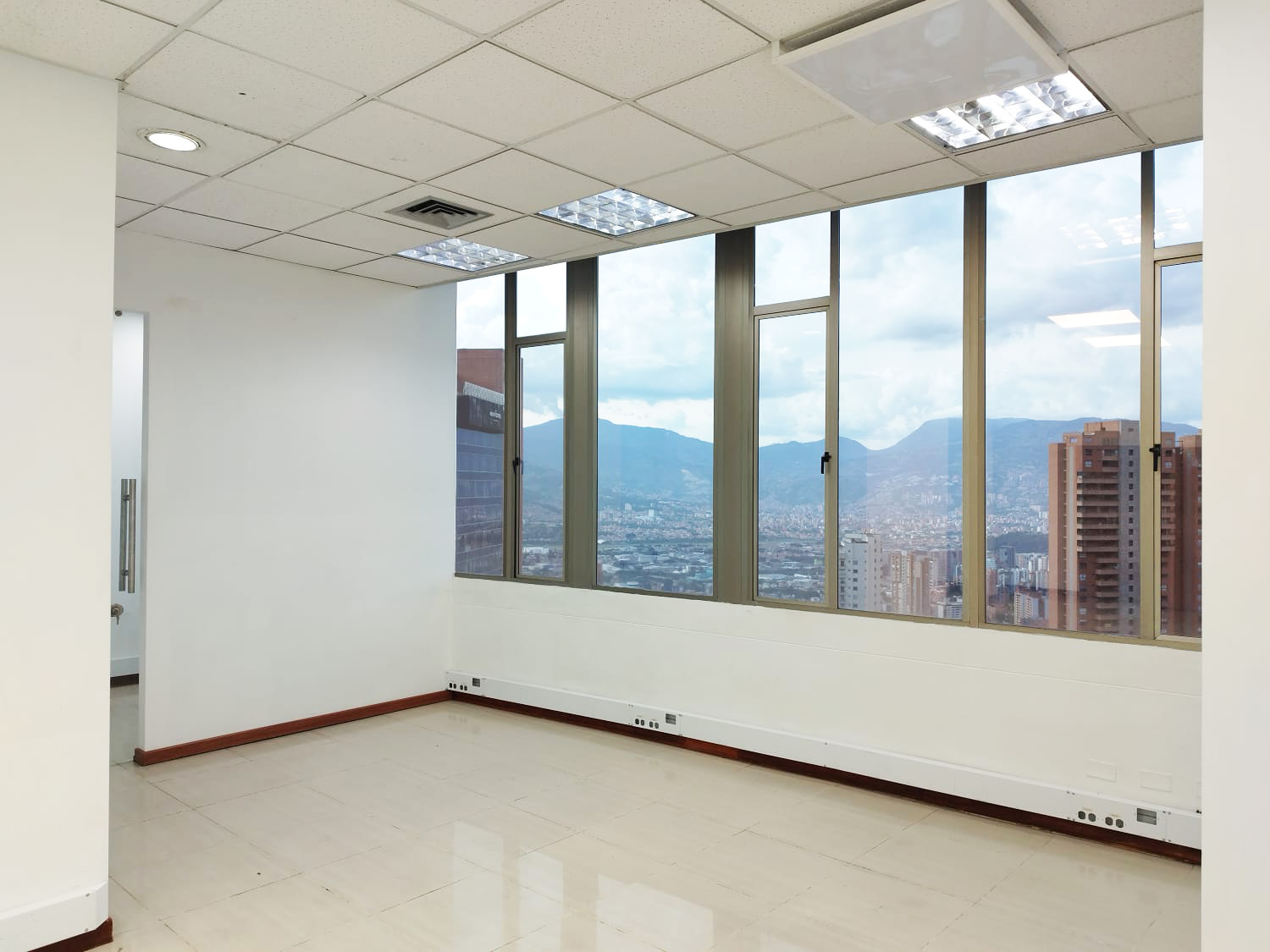 Oficina en arriendo en El Tesoro, Medellín, 693 m² · foto 12 de 19