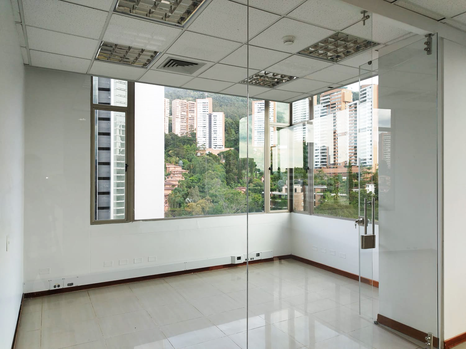 Oficina en arriendo en El Tesoro, Medellín, 693 m² · foto 14 de 19